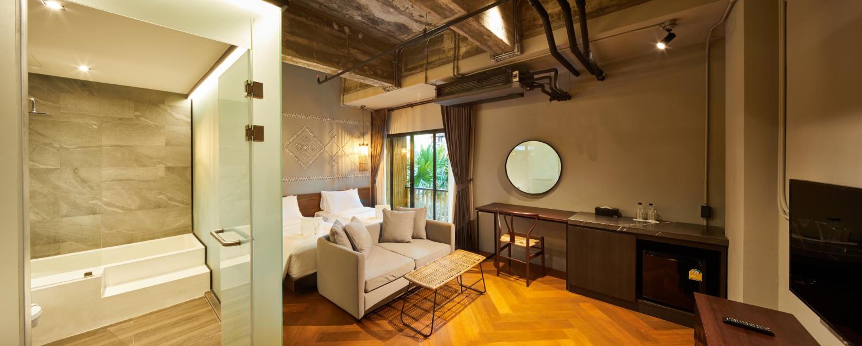Deluxe Double Room with Balcony - Photo 4