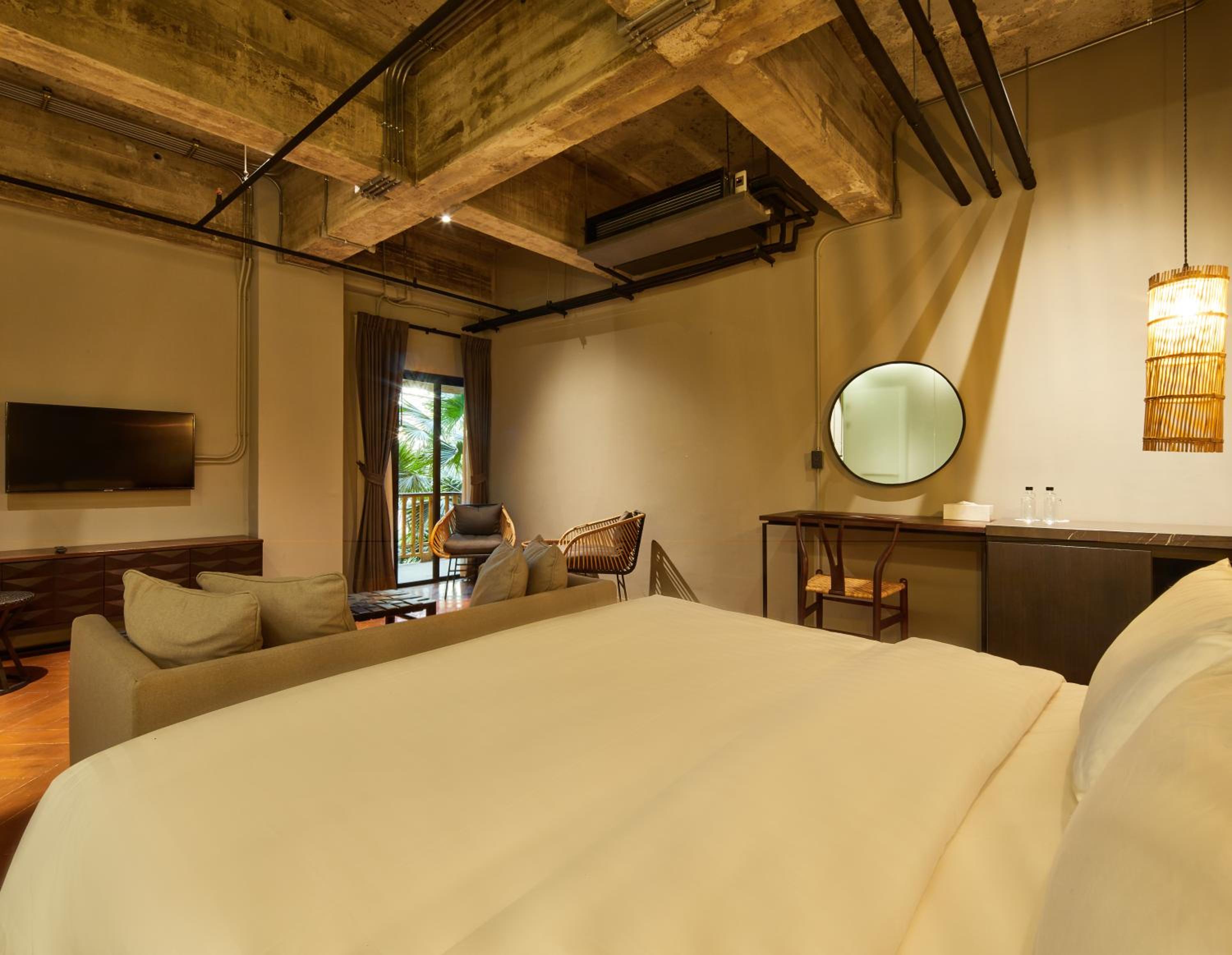 King Room with Balcony - Photo 4