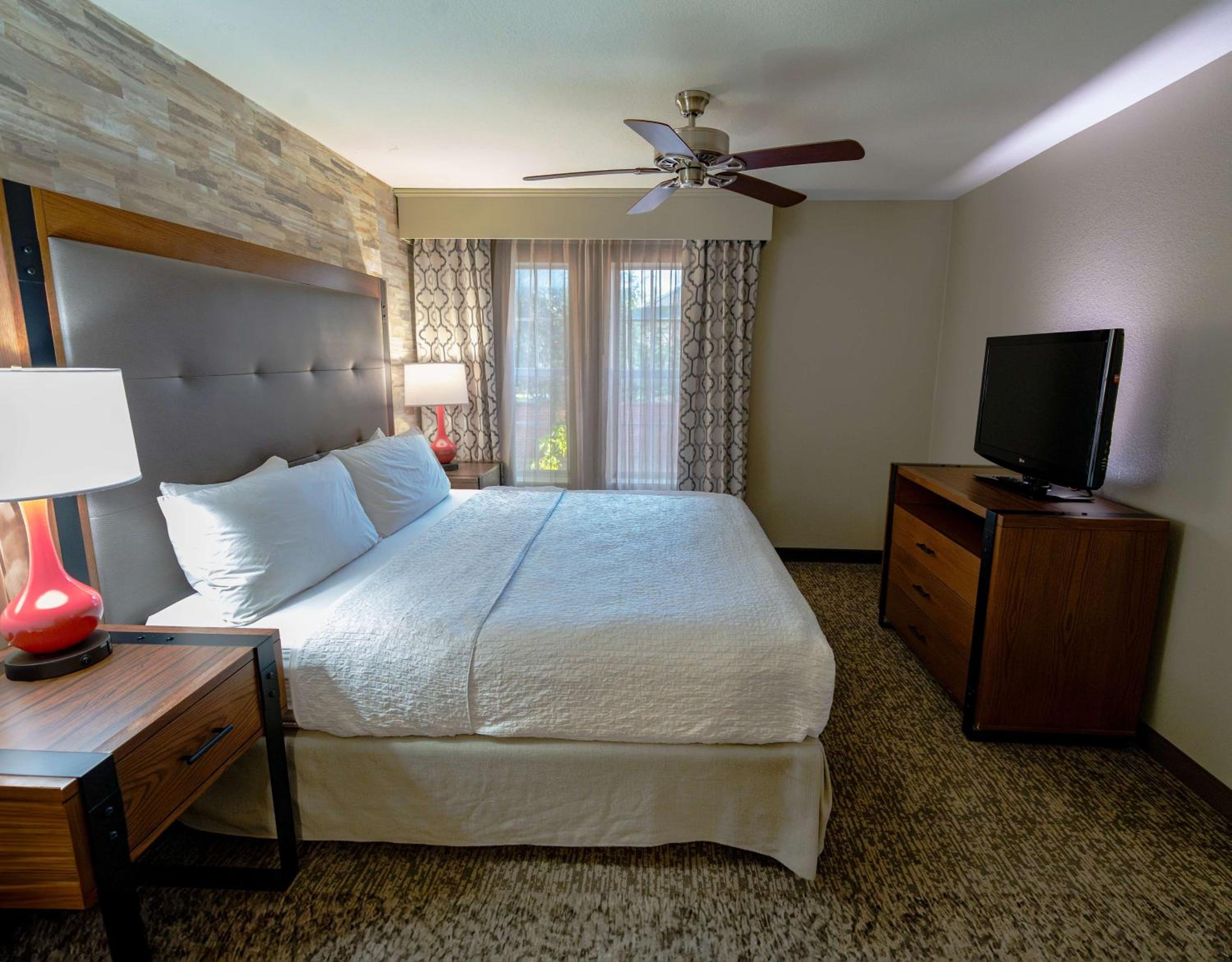 King Suite with Accessible Tub - Mobility and Hearing Access/Non-Smoking - Photo 1