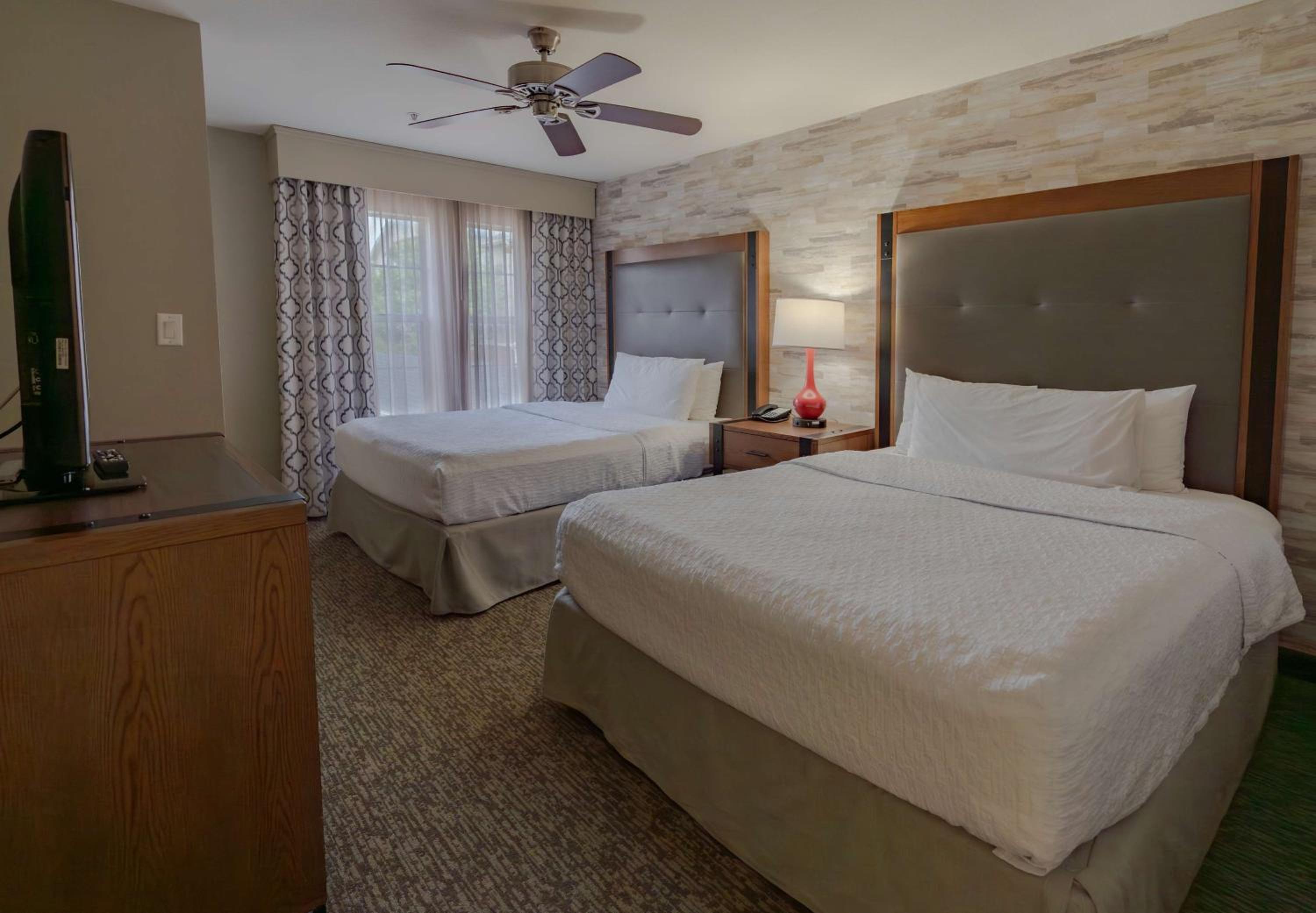 Two Bedroom Suite with One King and Two Queen Beds - Non-Smoking - Photo 4