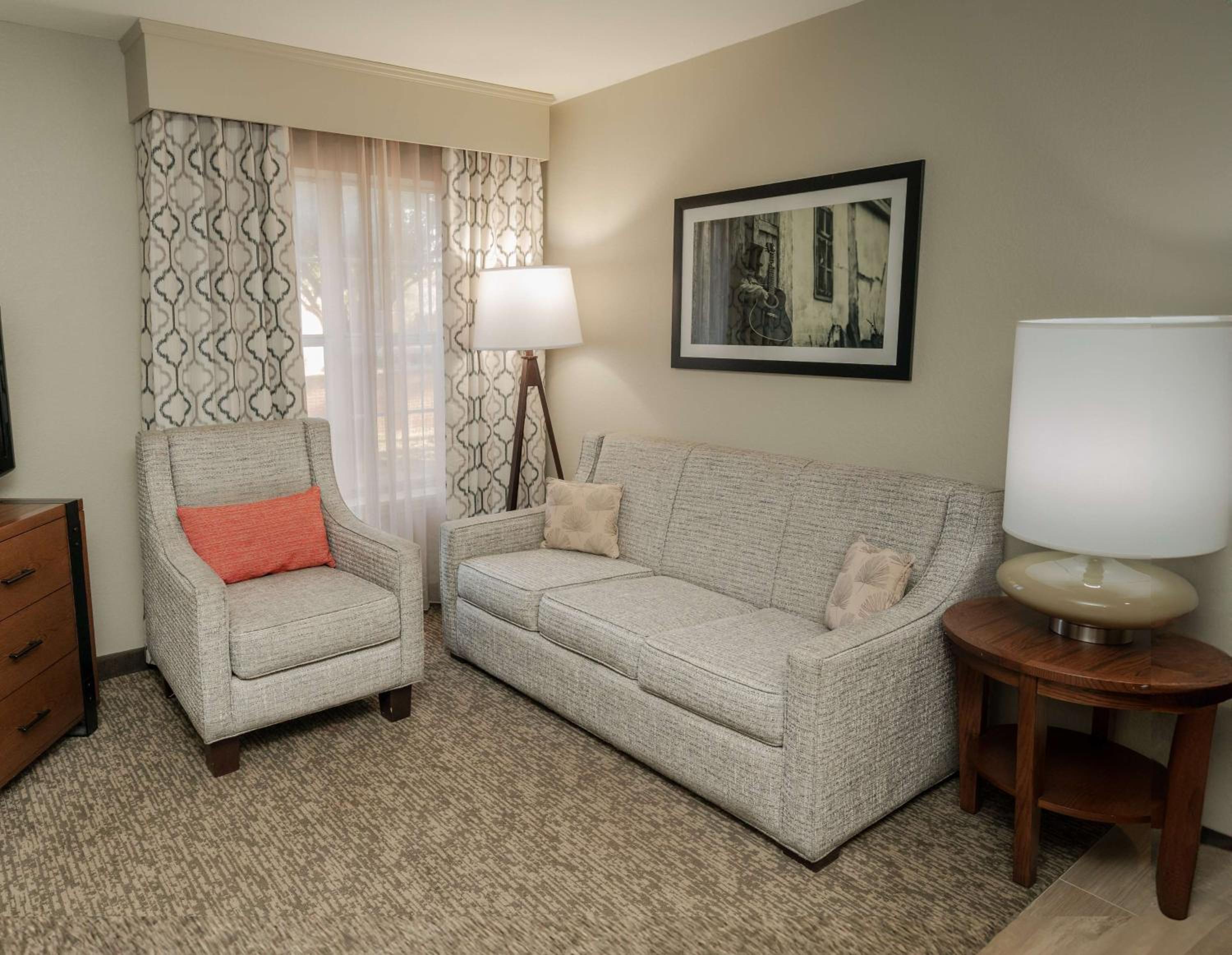 Two Bedroom Suite with One King and Two Queen Beds - Non-Smoking - Photo 3