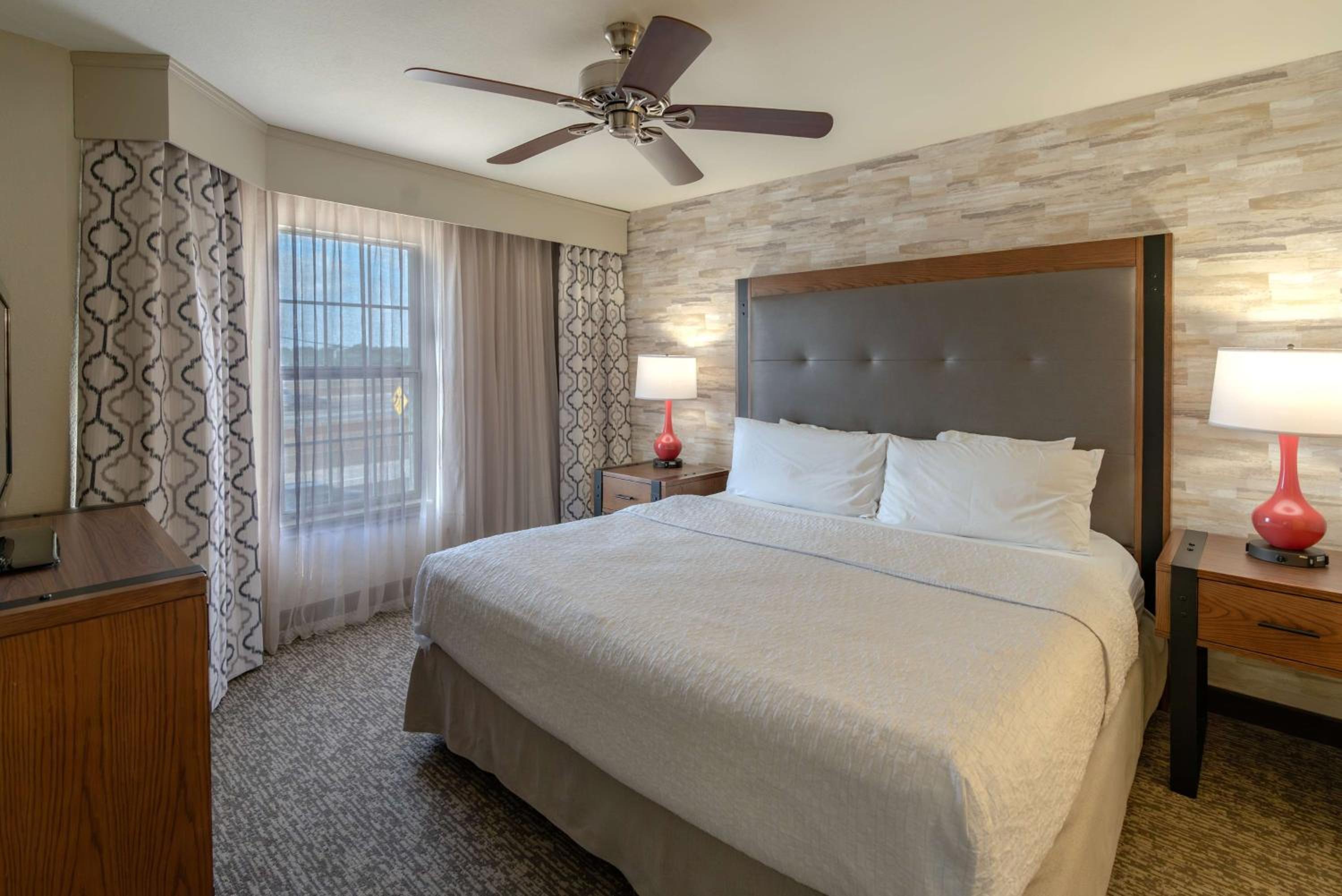 Two Bedroom Suite with One King and Two Queen Beds - Non-Smoking - Photo 1