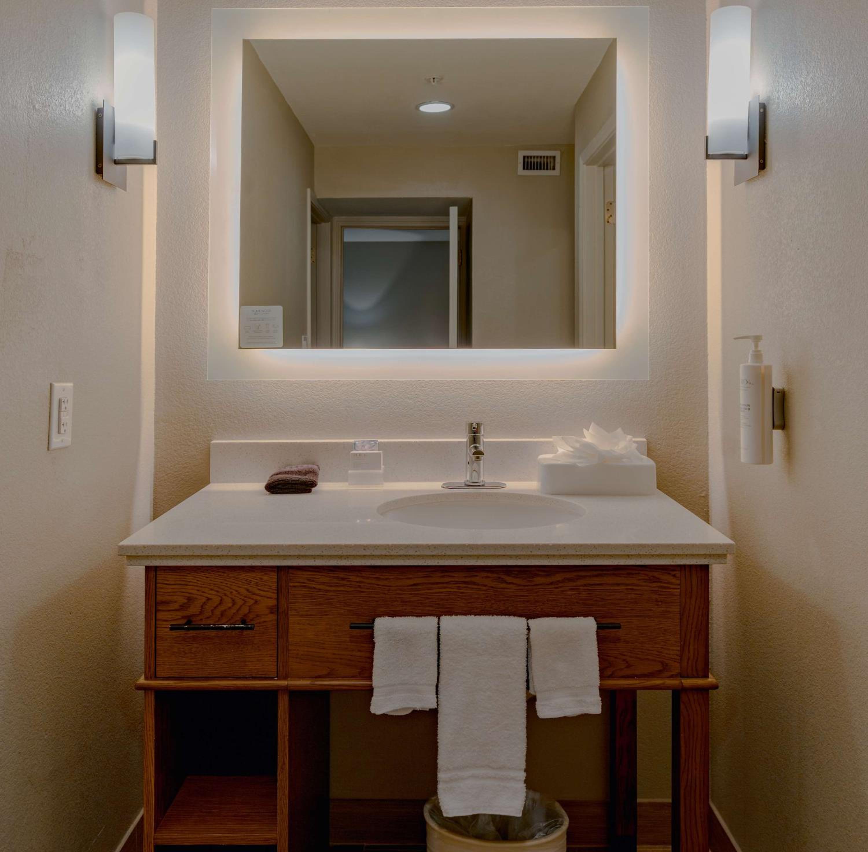Two Bedroom Suite with One King and Two Queen Beds - Non-Smoking - Photo 8