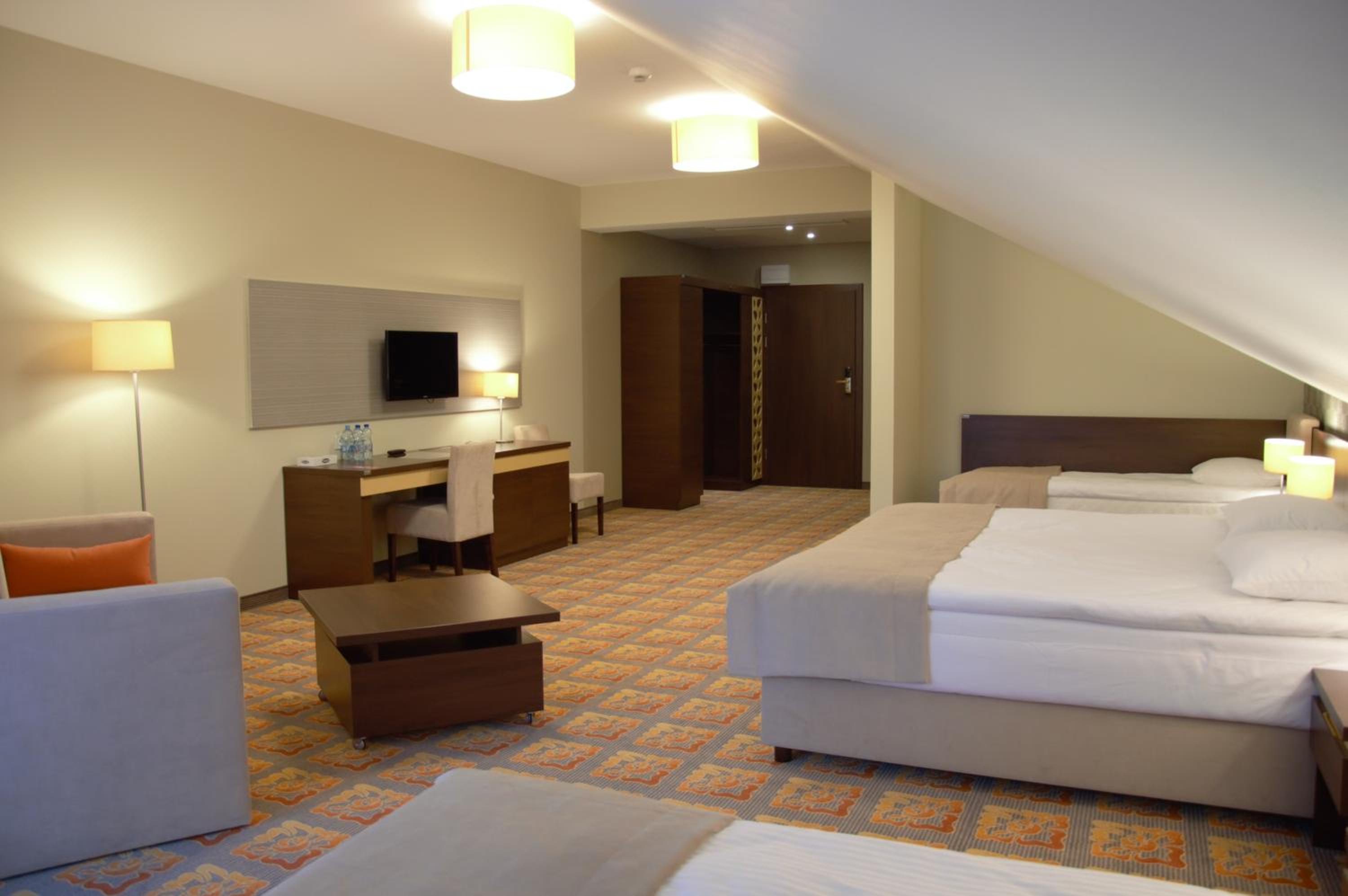 Quadruple Room with Private Bathroom - Photo 4