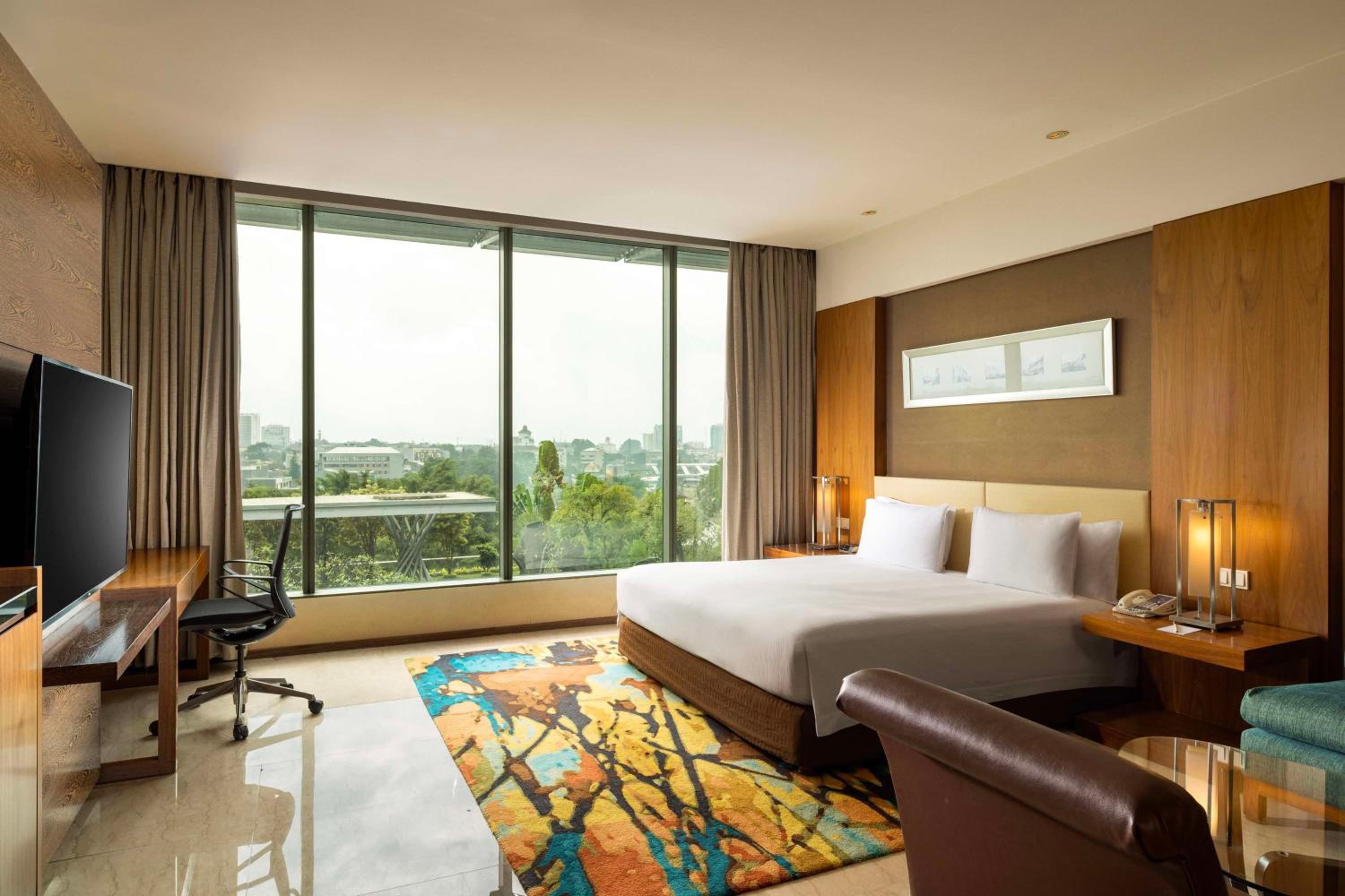 Queen Deluxe Room with Panoramic View thumbnail 6
