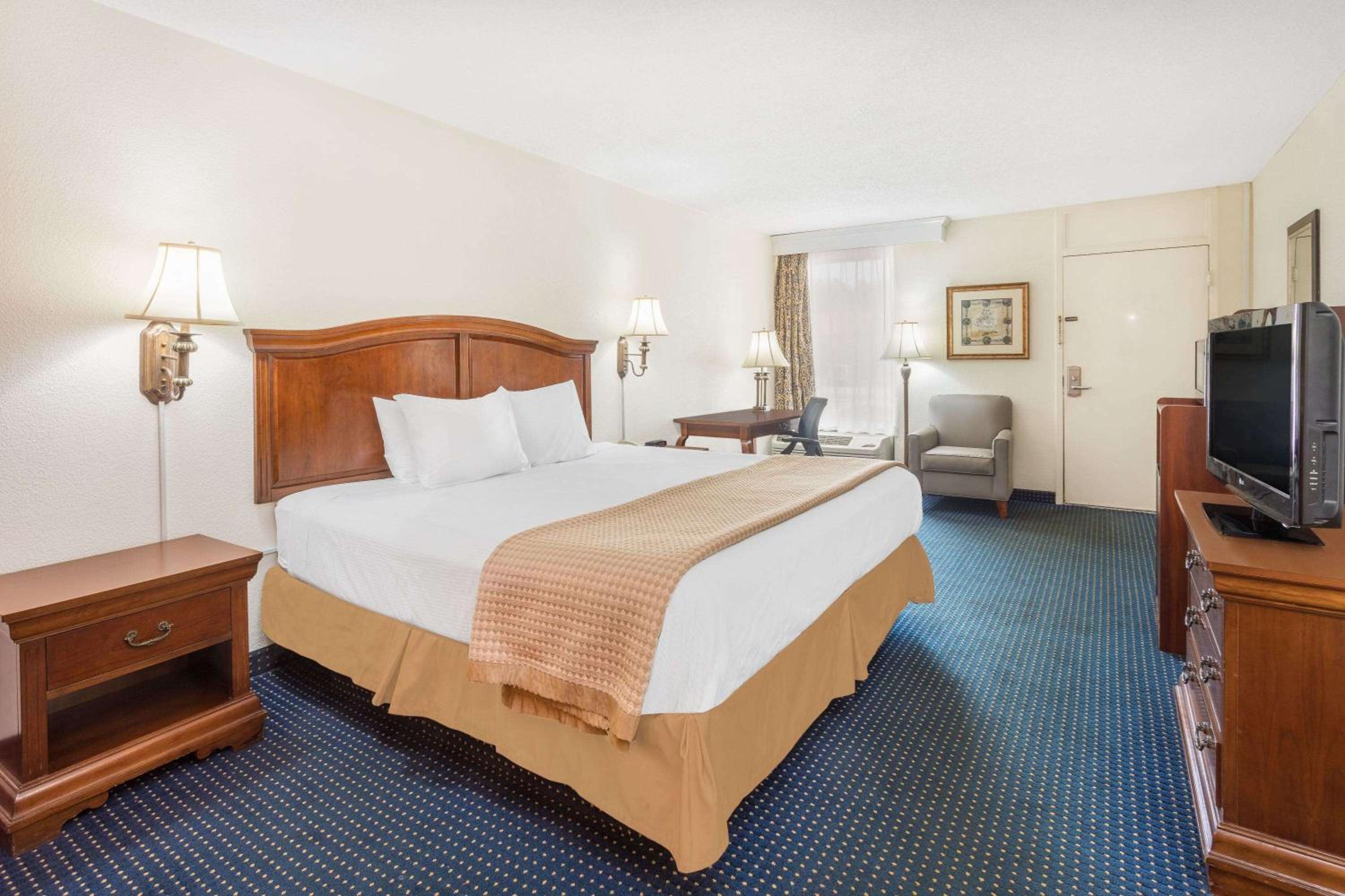 King Suite - Non-Smoking - Photo 4