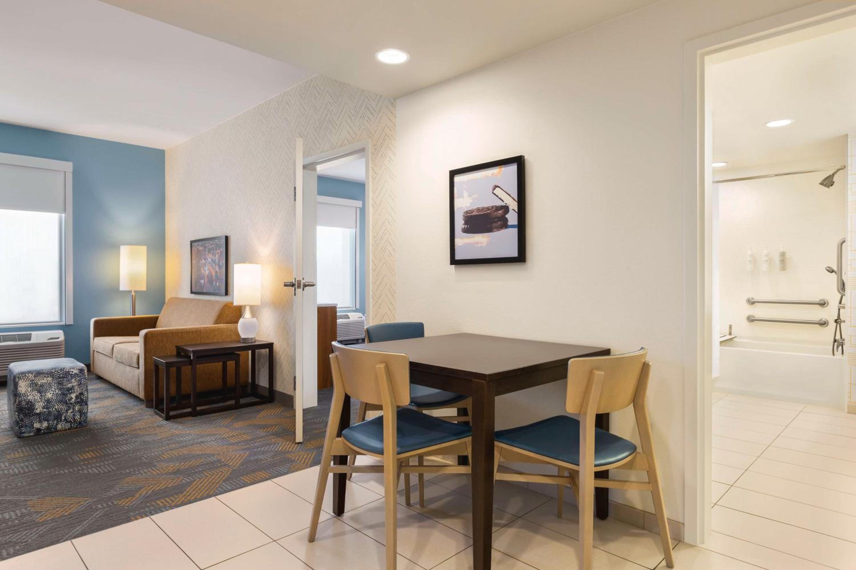 King Suite - Hearing Access/Non-Smoking photo 2