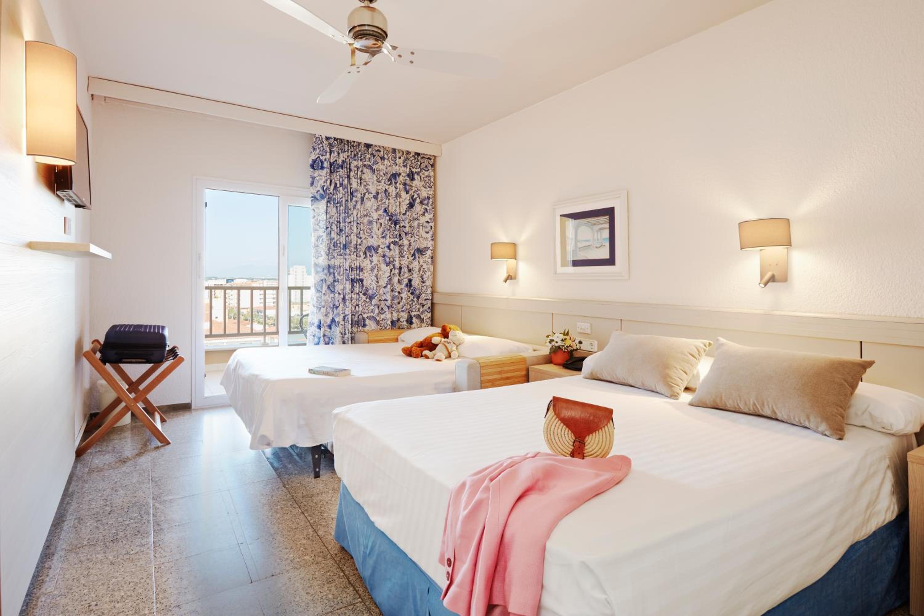Double Room (2 Adults + 2 Children) - Photo 3