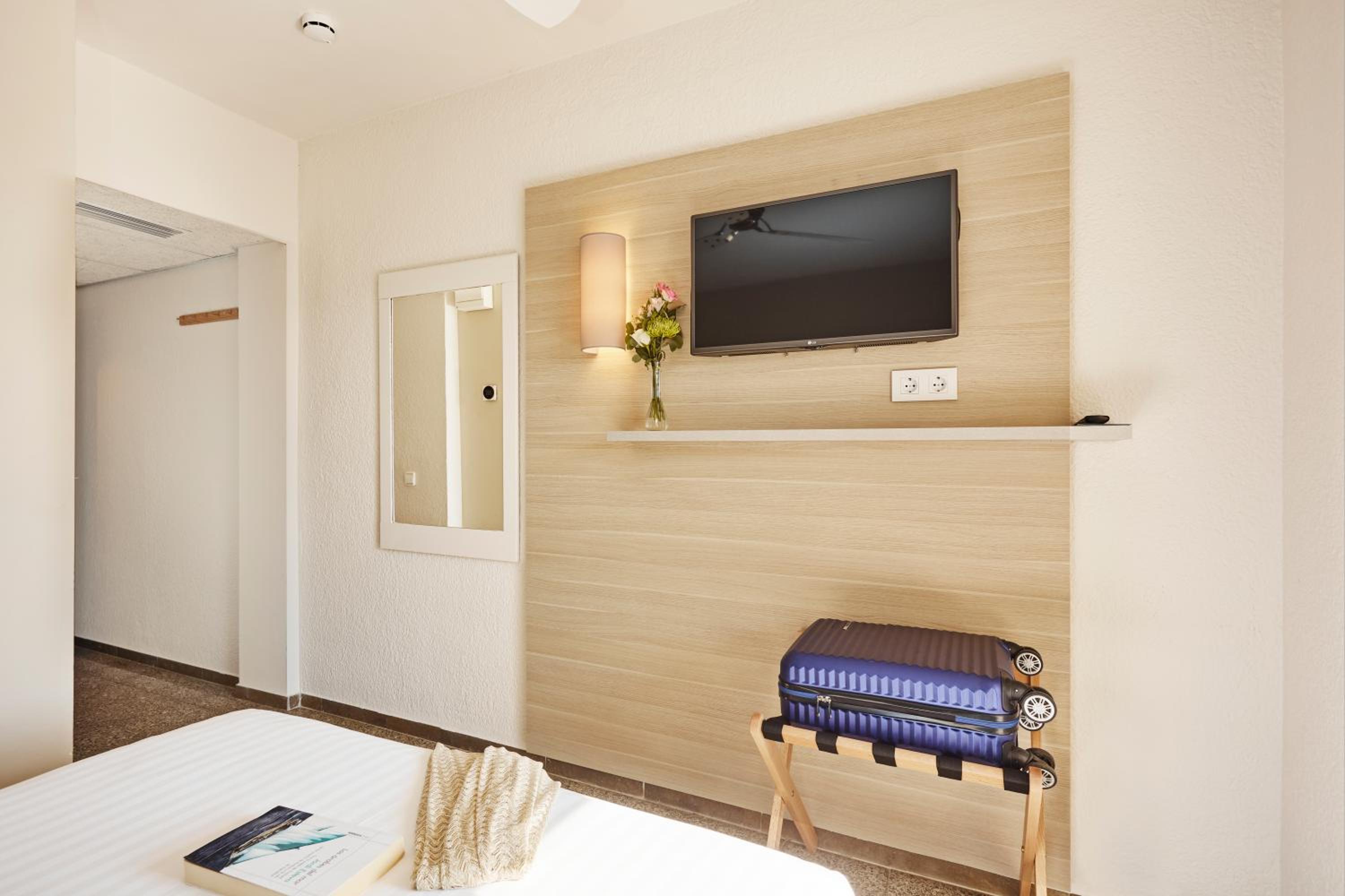 Double or Twin Room - Photo 8