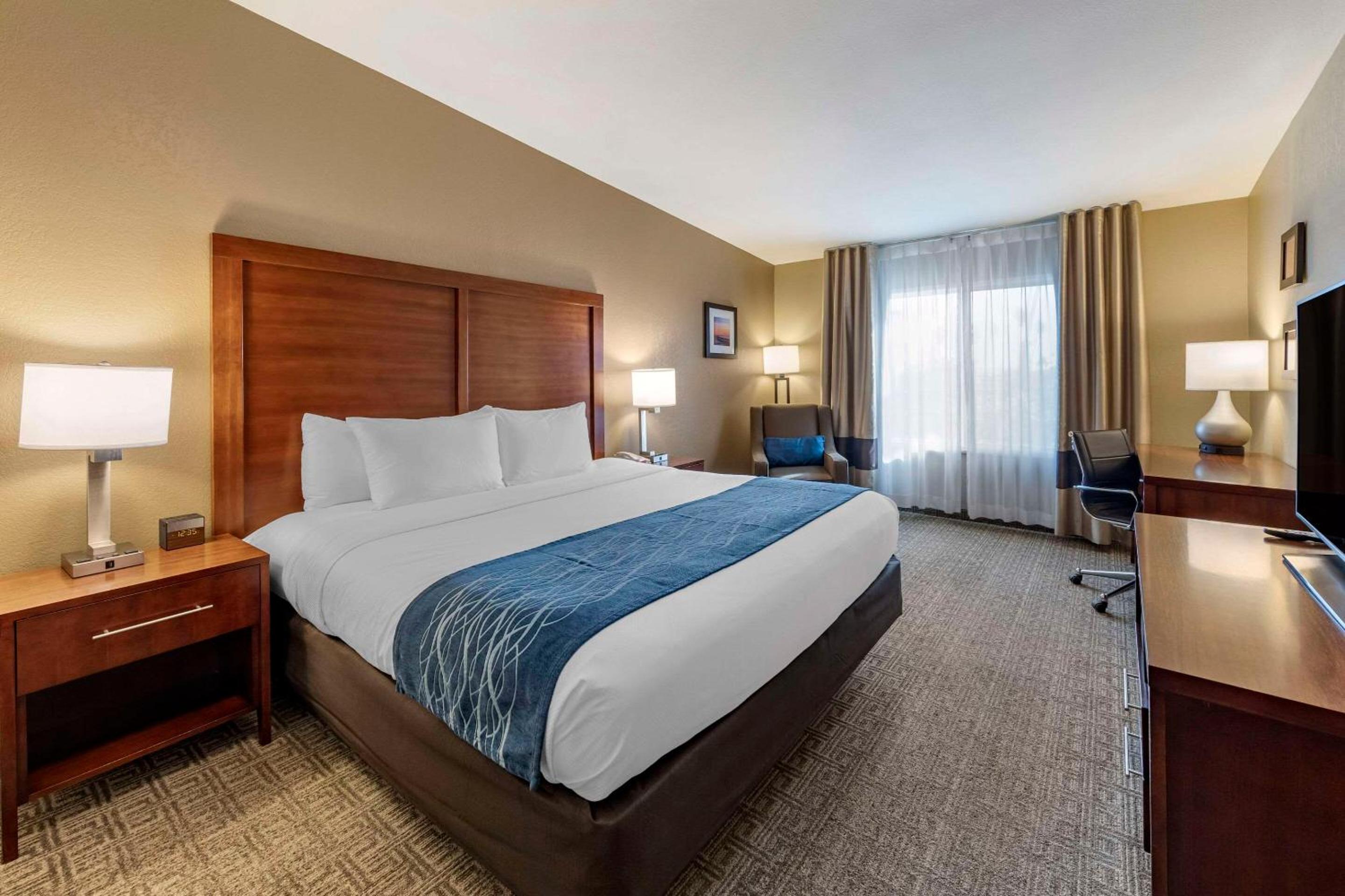 King Room - Non-Smoking - Photo 1