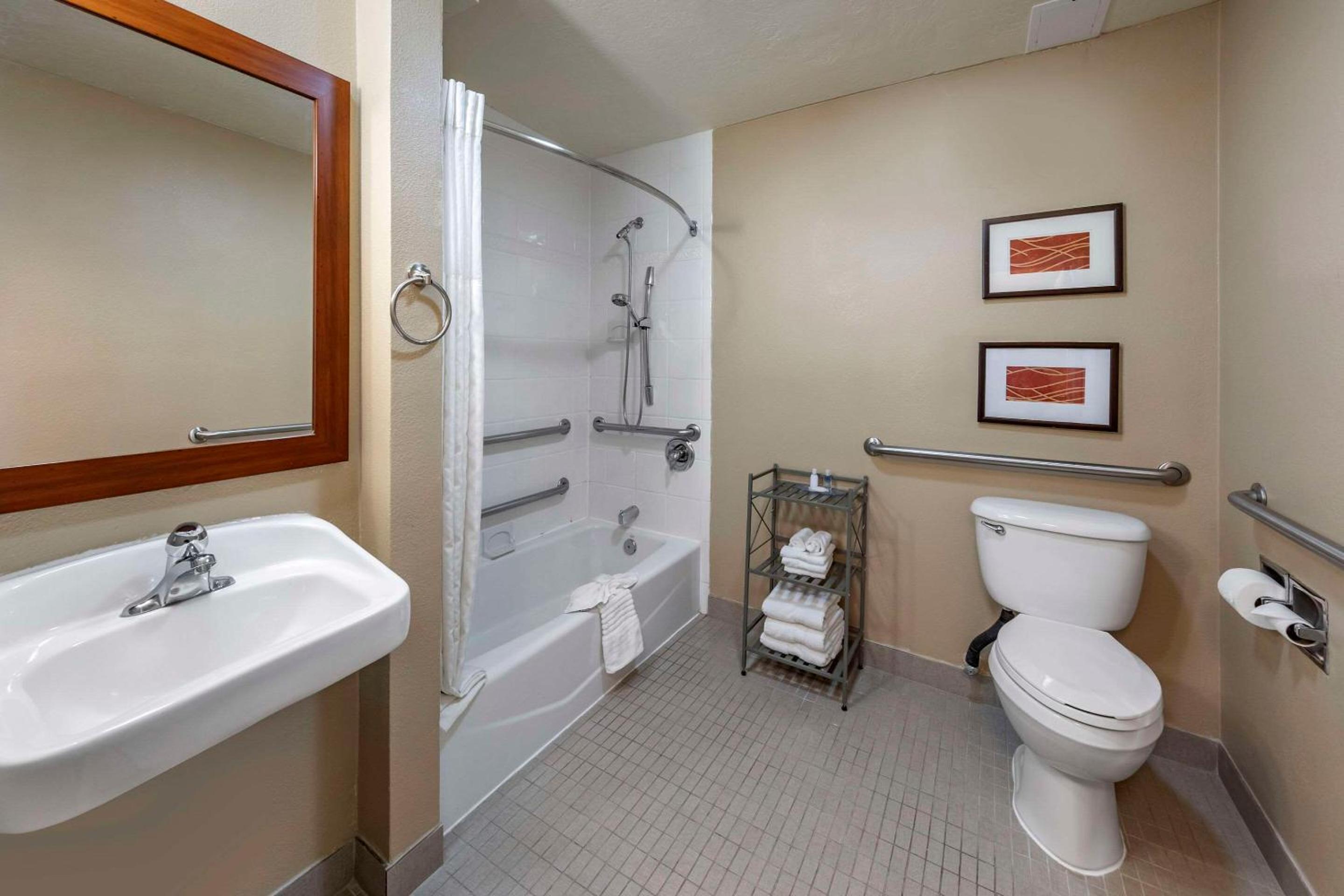 Queen Room with Two Queen Beds with Accessible Tub - Accessible/Non-Smoking - Photo 4