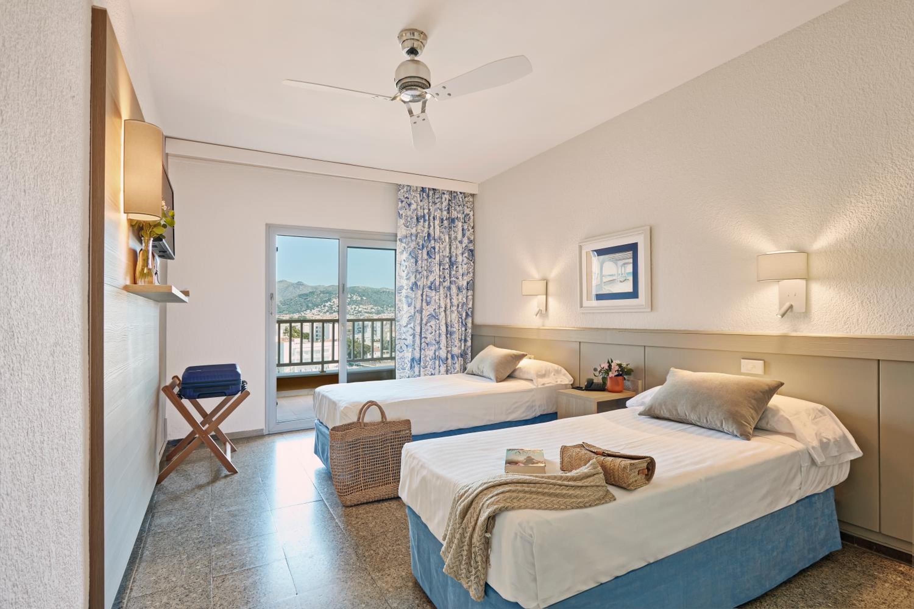 Double Room (2 Adults + 2 Children) - Photo 8