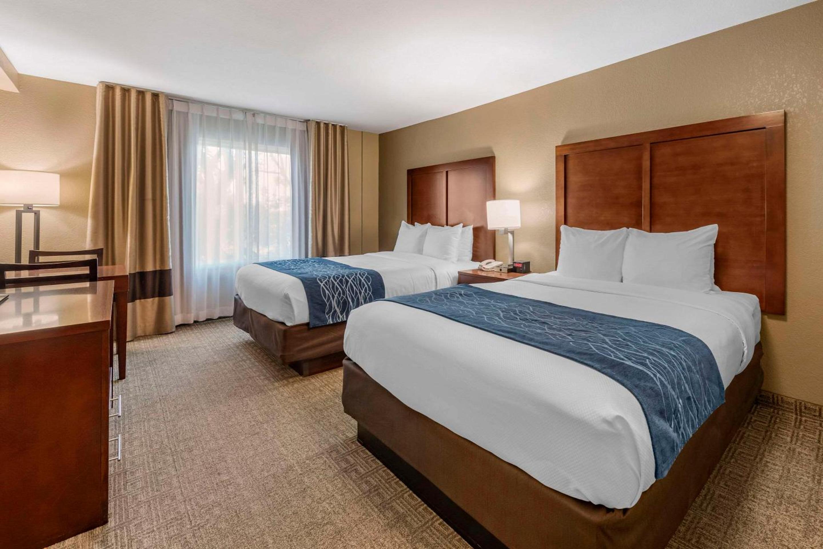 Queen Room with Two Queen Beds - Non-Smoking - Photo 1