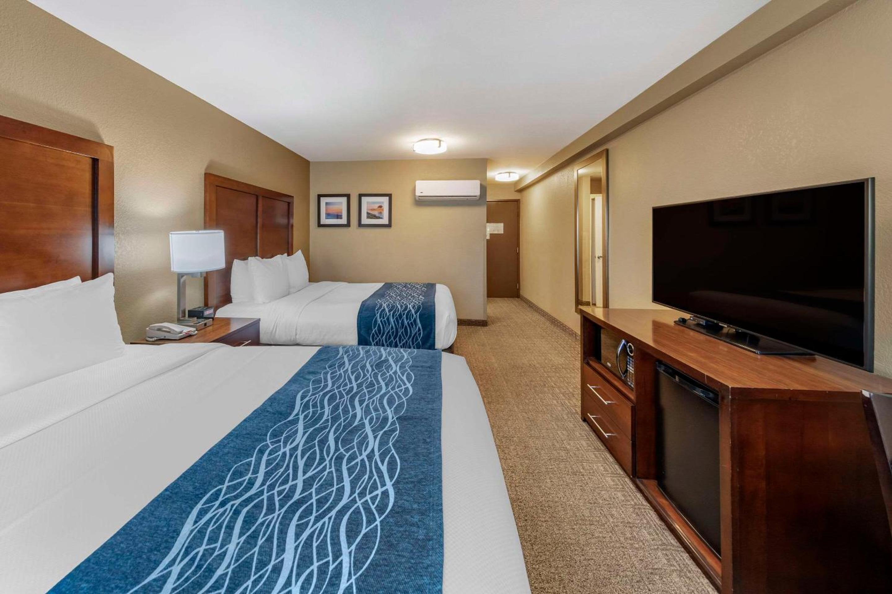 Queen Room with Two Queen Beds - Non-Smoking - Photo 3
