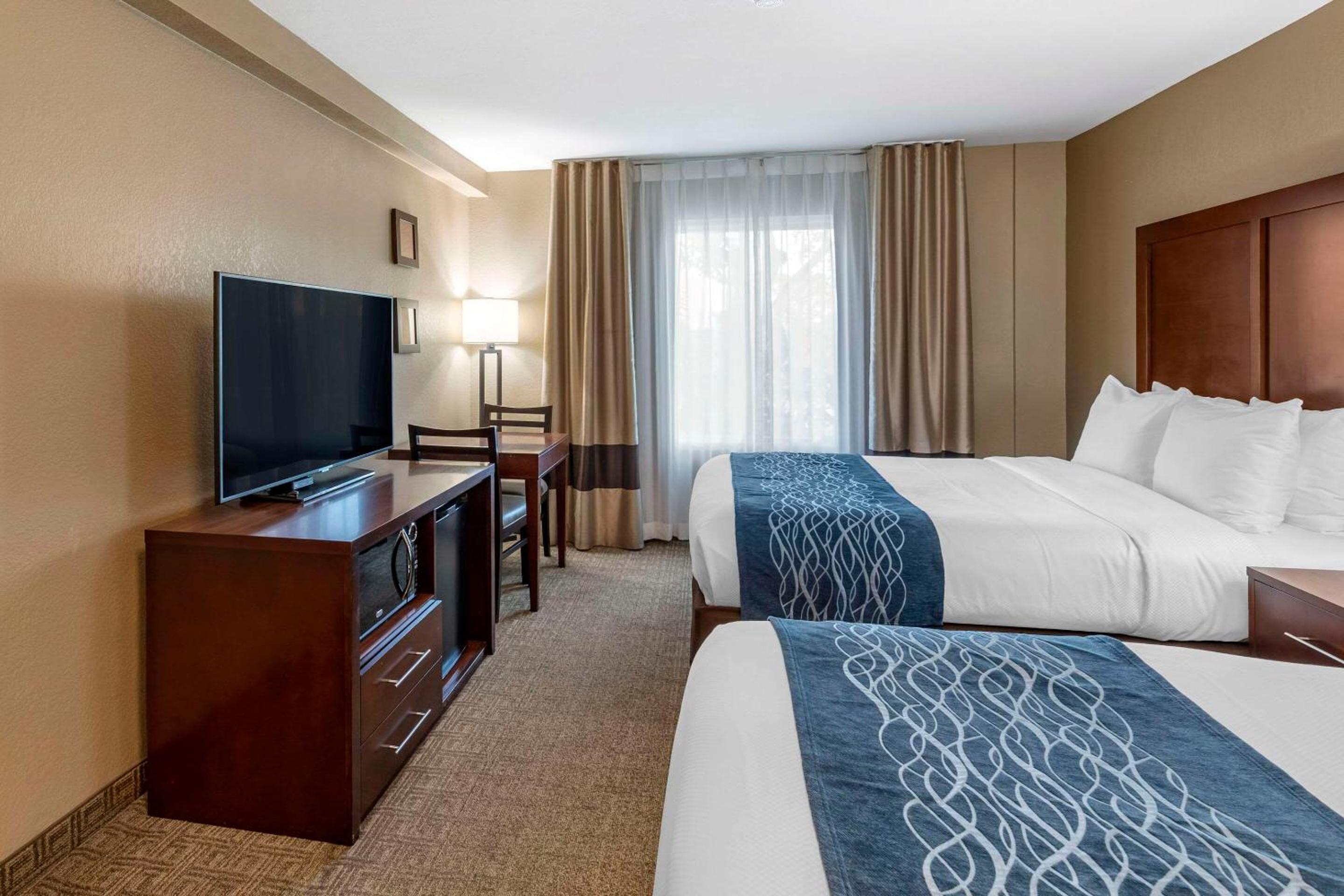 Queen Room with Two Queen Beds - Non-Smoking - Photo 4