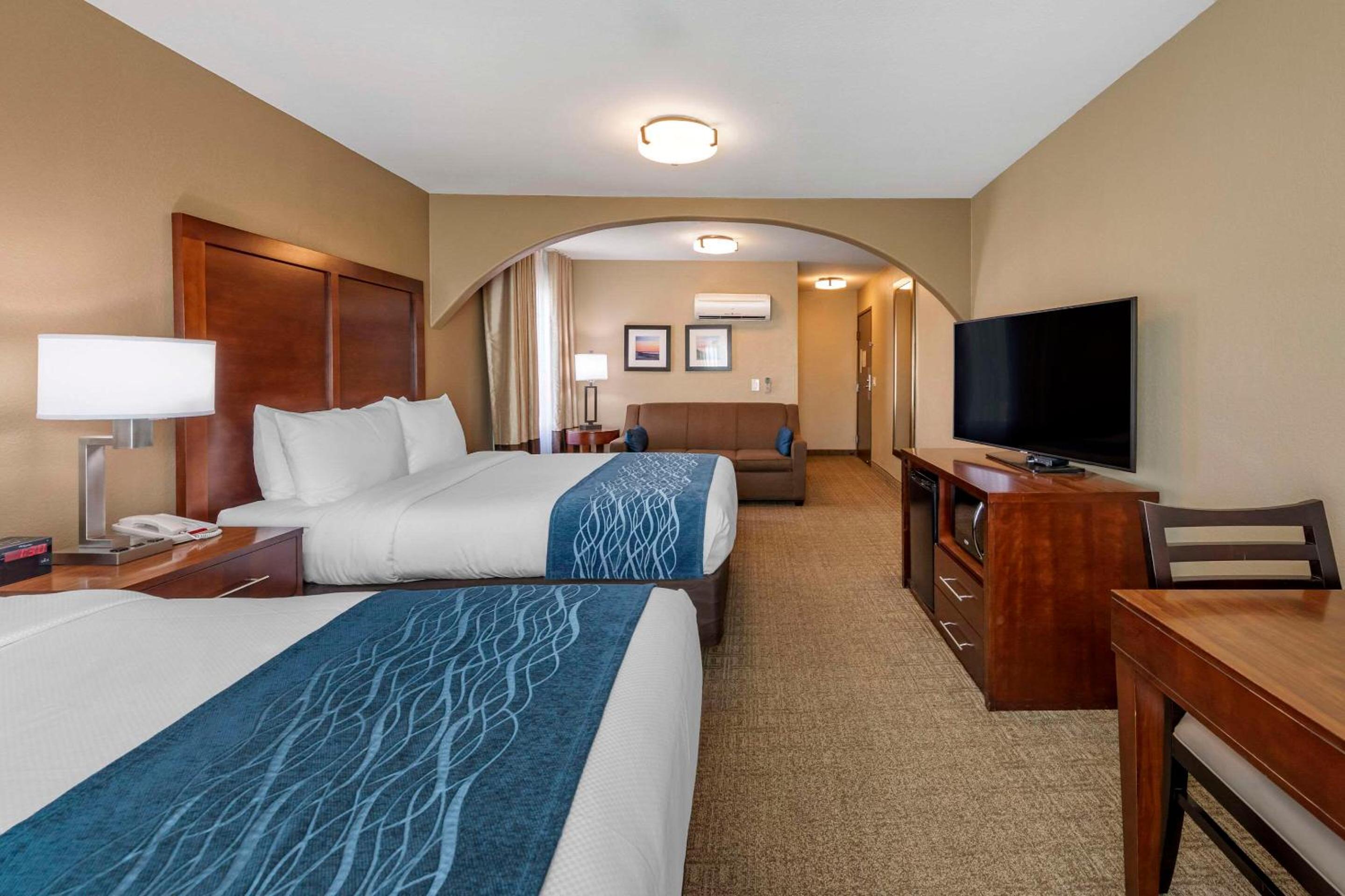 Superior Room, 2 Queen Beds, Sofa Bed, Corner Room - Non Smoking - Photo 2