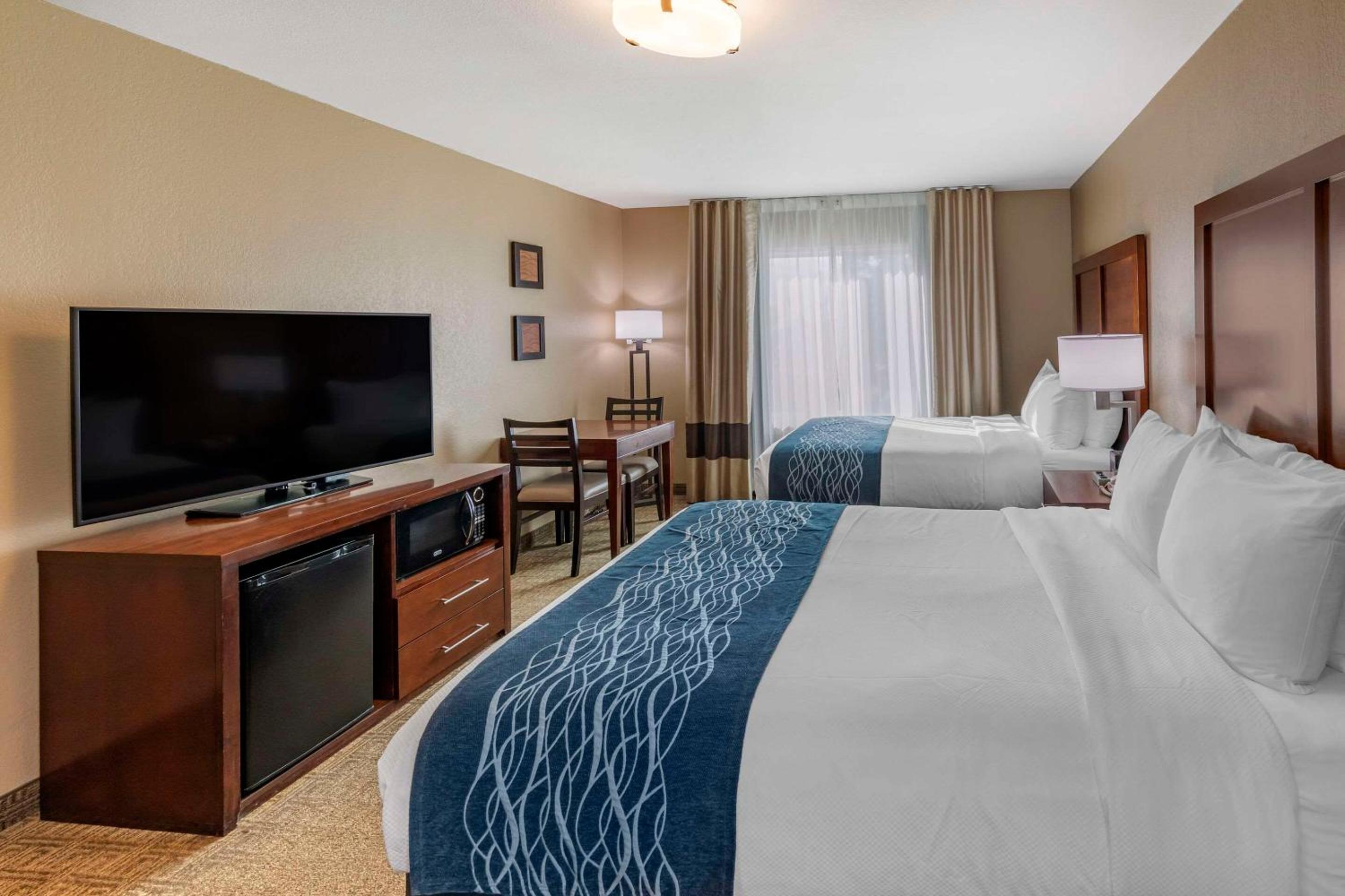 Superior Room, 2 Queen Beds, Sofa Bed, Corner Room - Non Smoking - Photo 4