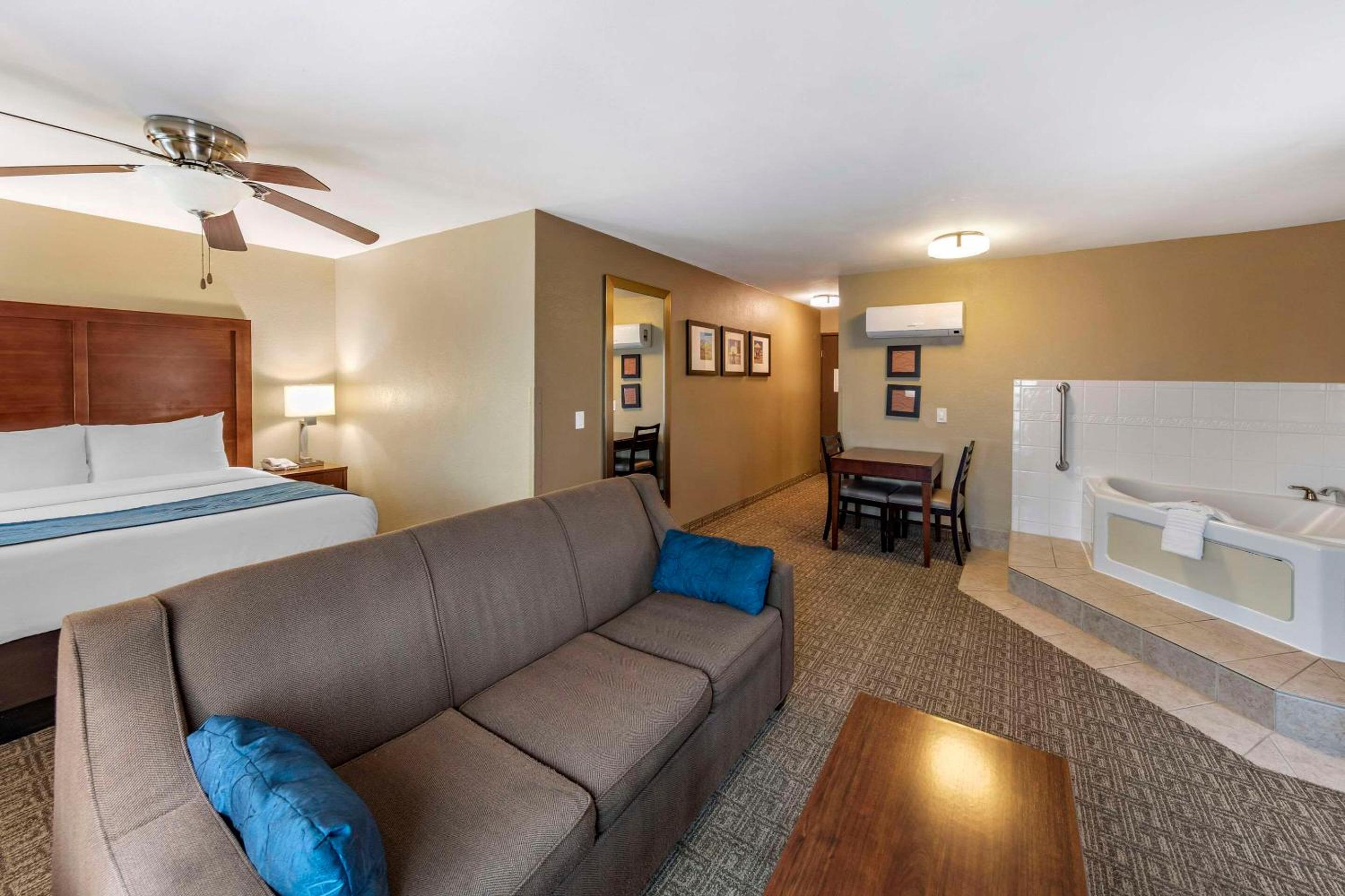 Queen Suite - Non-Smoking - Photo 2