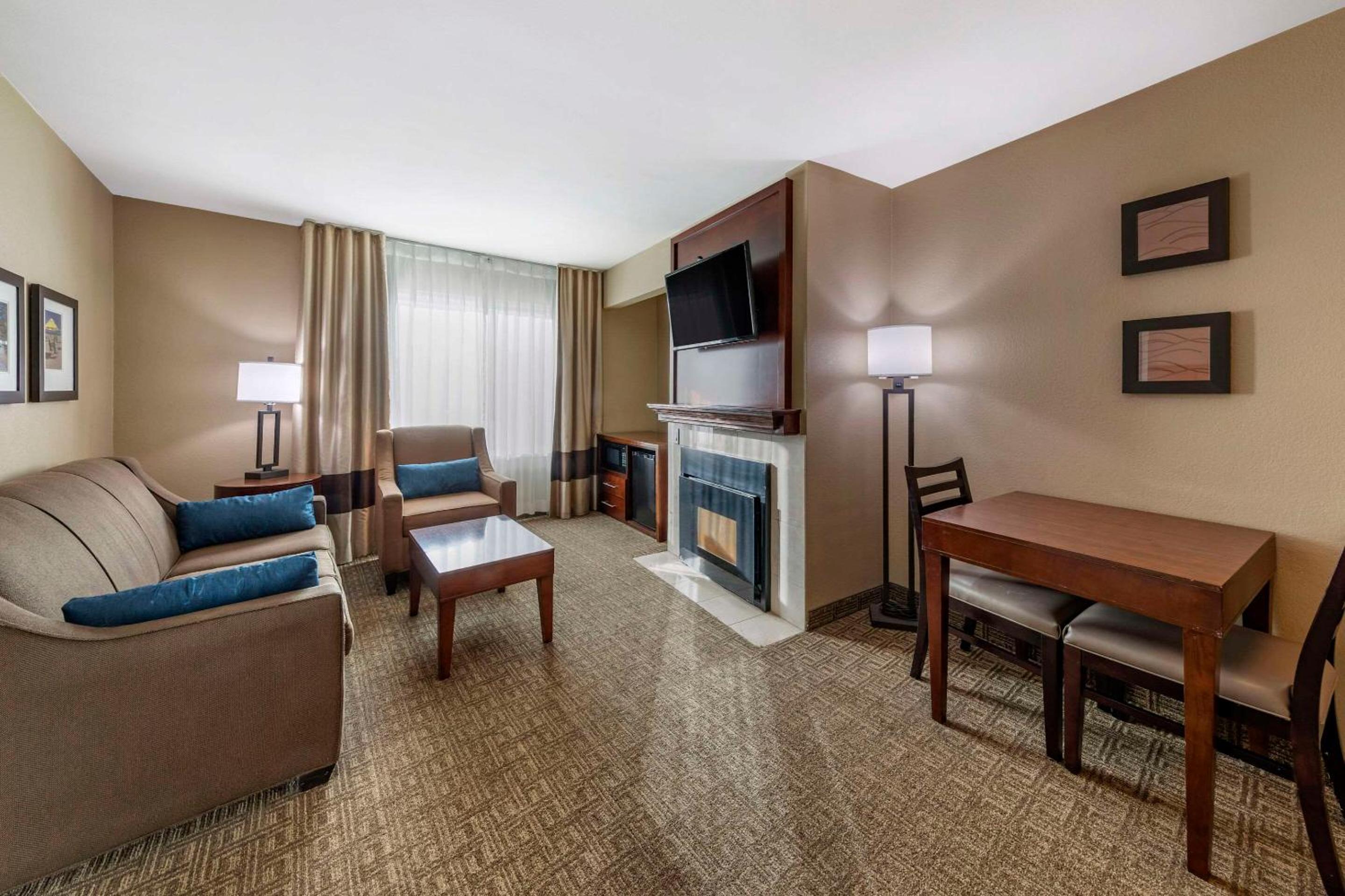 Queen Suite with Two Queen Beds - Non-Smoking - Photo 4