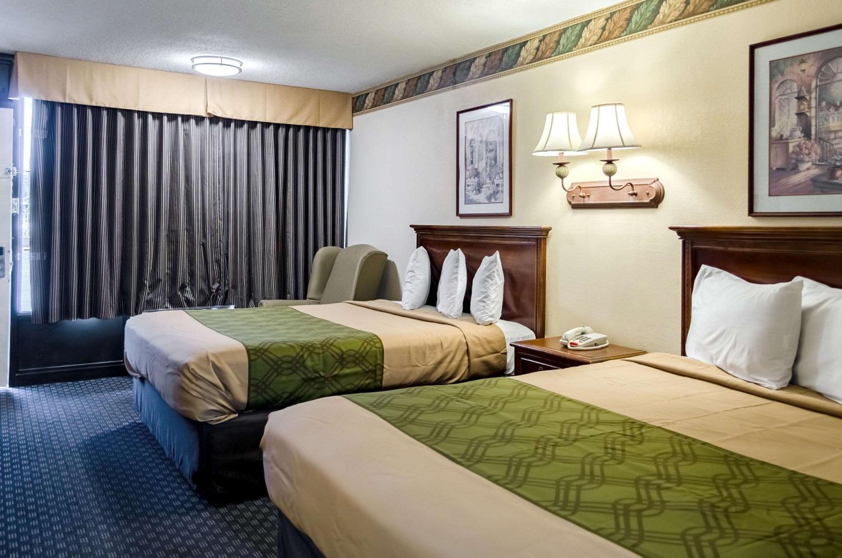 Queen Room with Two Queen Beds - Non-Smoking - Photo 2