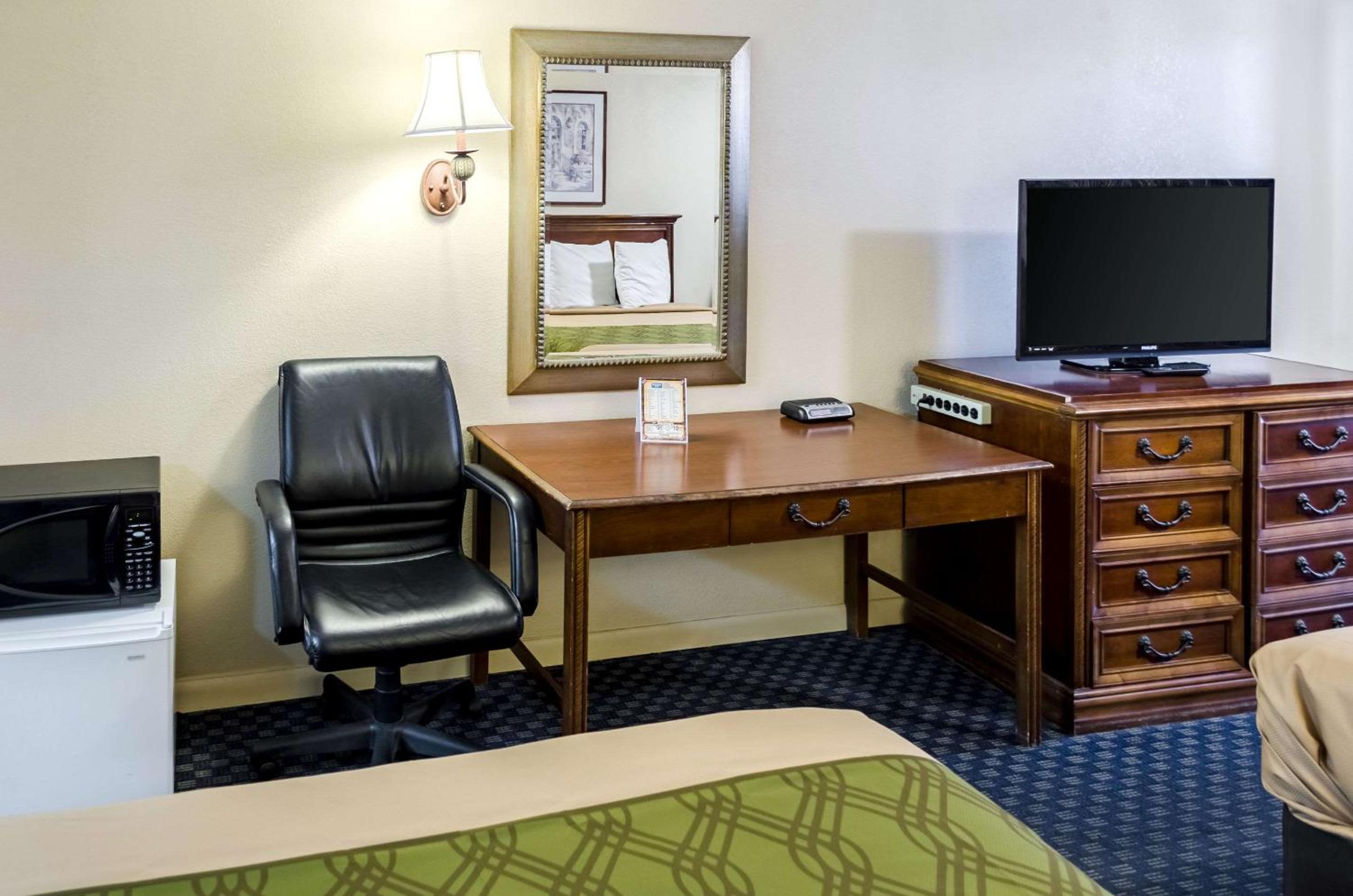Queen Room with Two Queen Beds - Non-Smoking - Photo 3