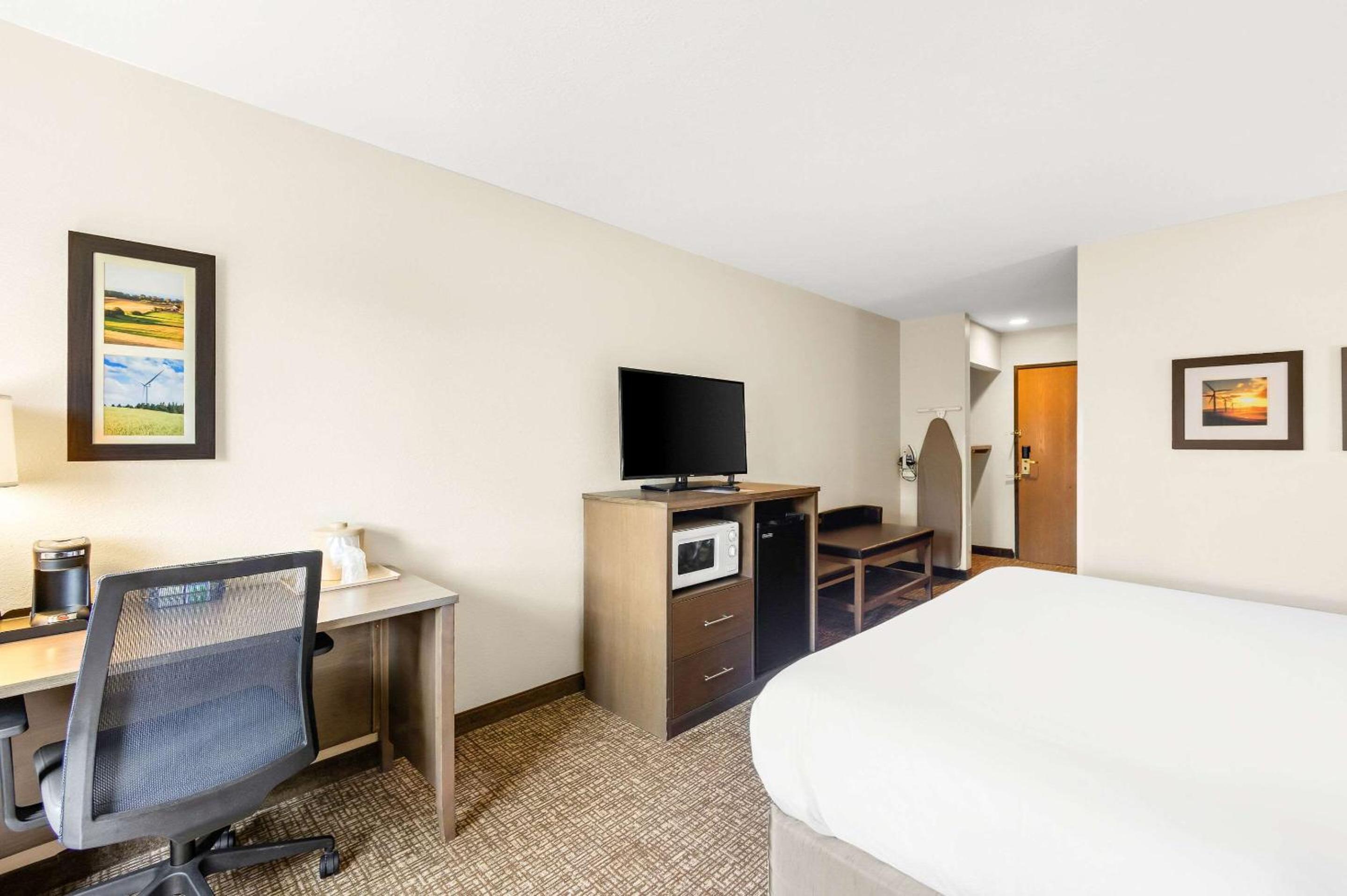 King Suite - Non-Smoking - Photo 2
