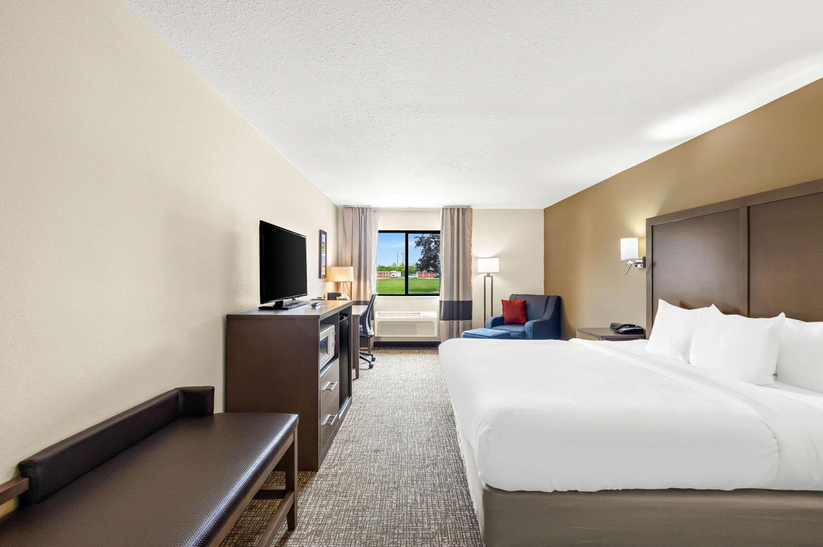 King Room - Non-Smoking - Photo 5