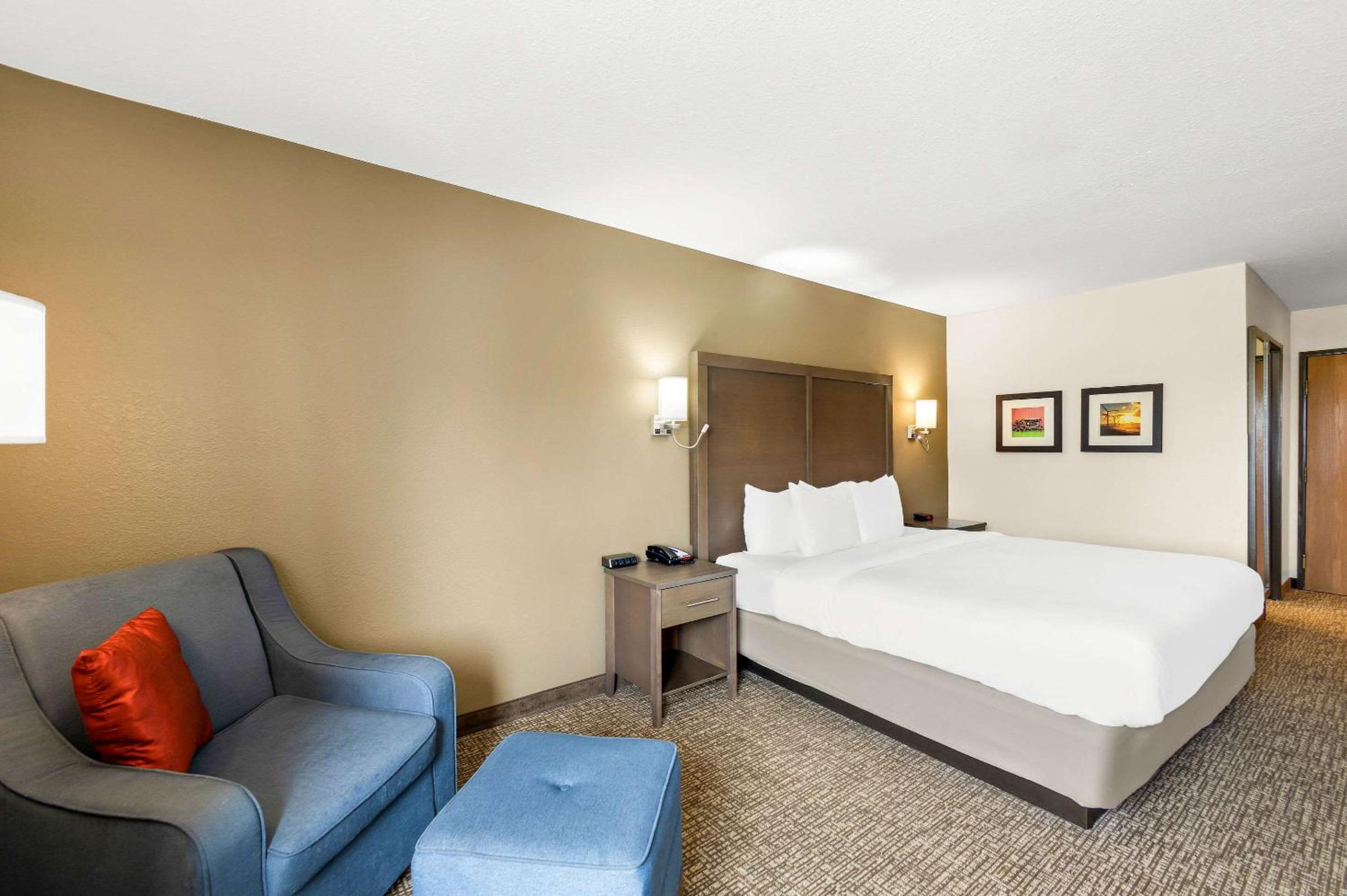 King Room - Non-Smoking - Photo 4
