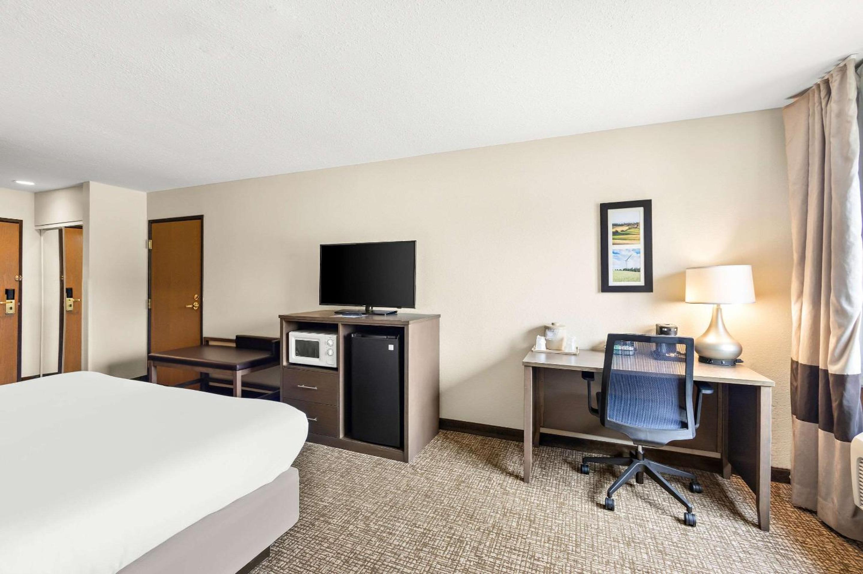 King Room - Non-Smoking - Photo 7