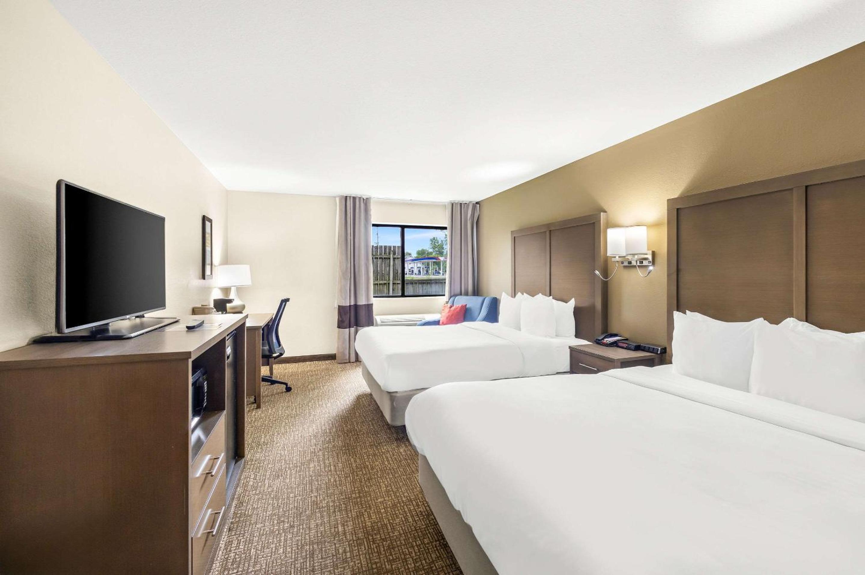 Queen Room with Two Queen Beds - Non-Smoking - Photo 1