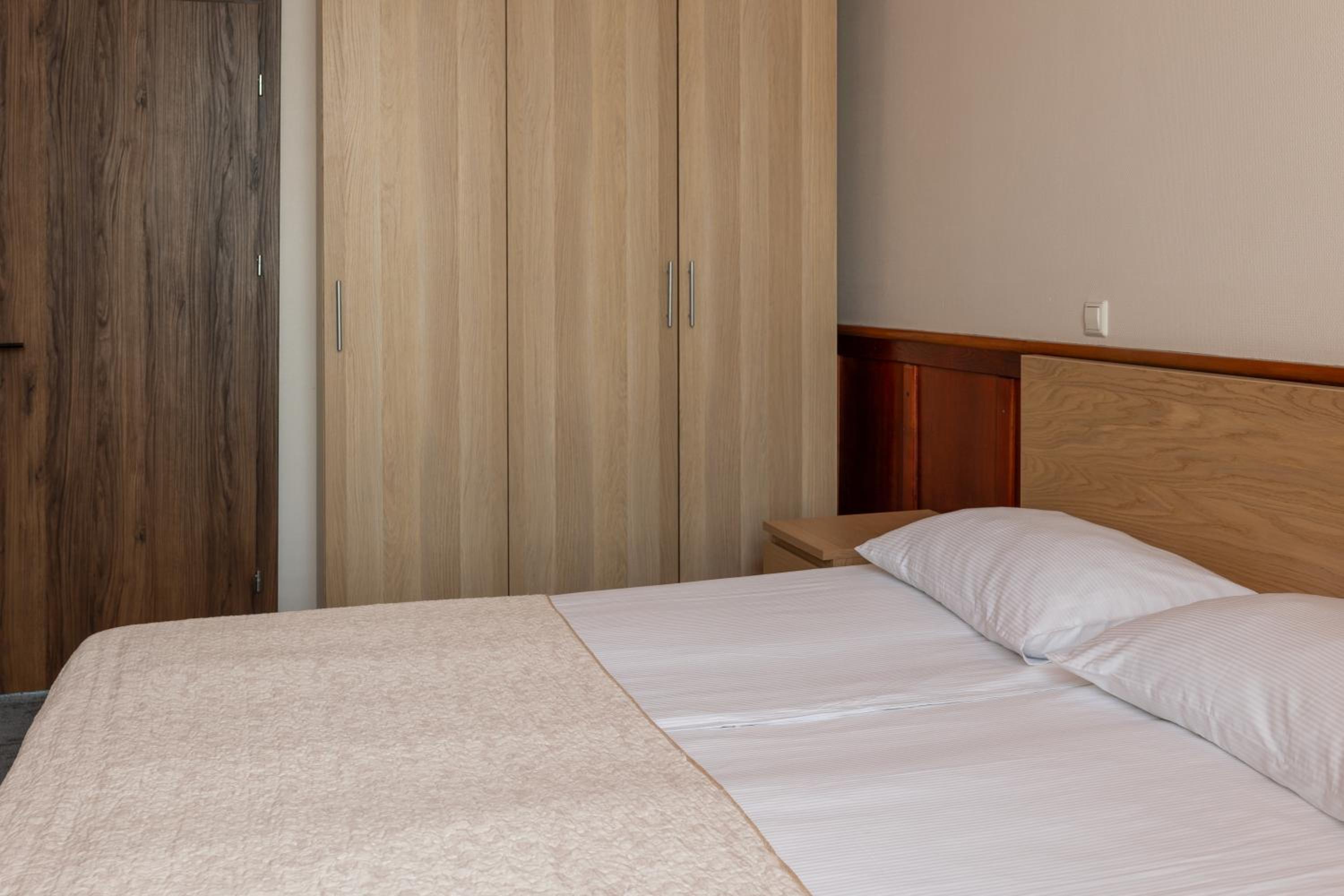 Standard Double or Twin Room - Photo 5