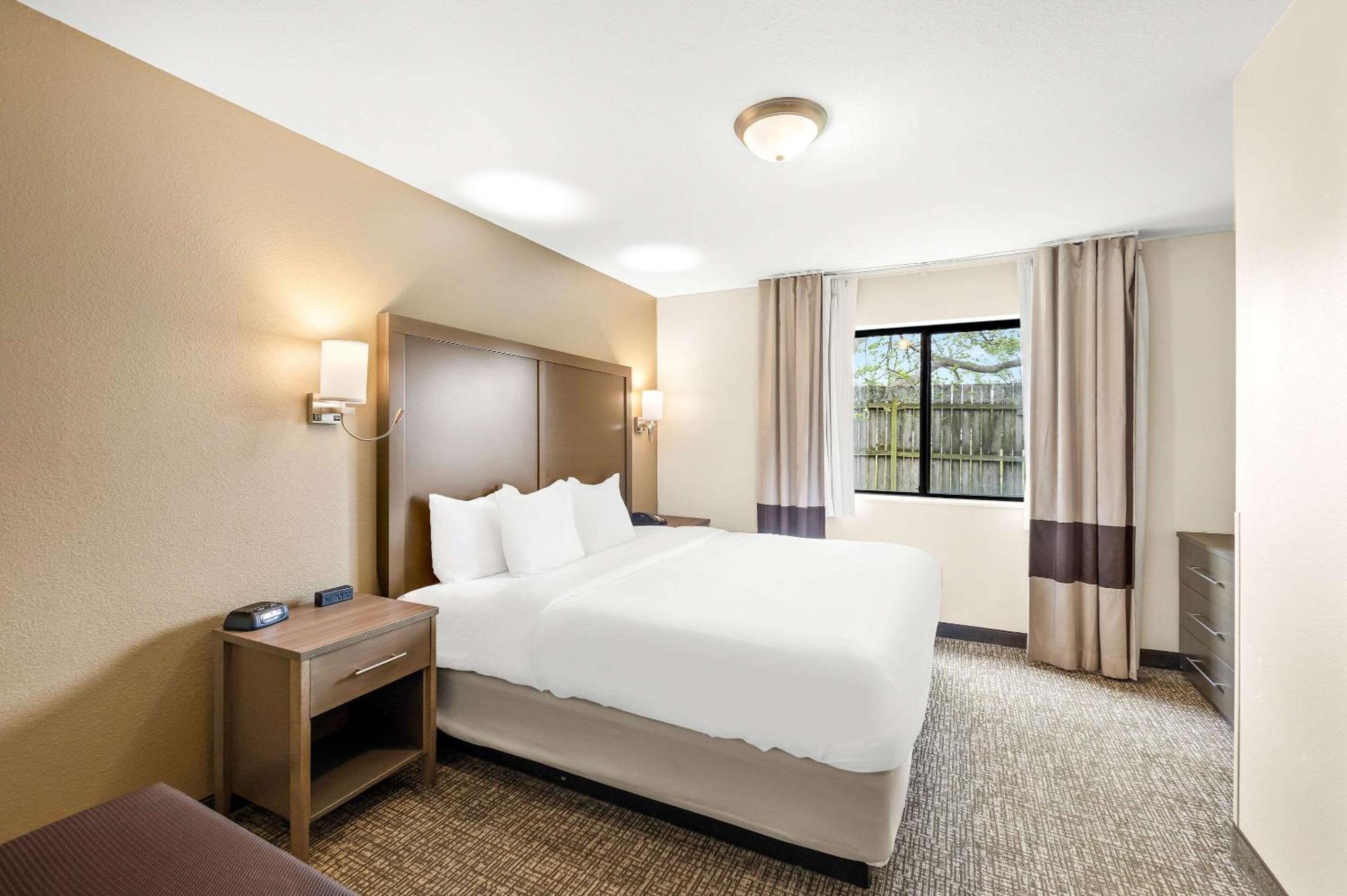 King Suite - Non-Smoking - Photo 3
