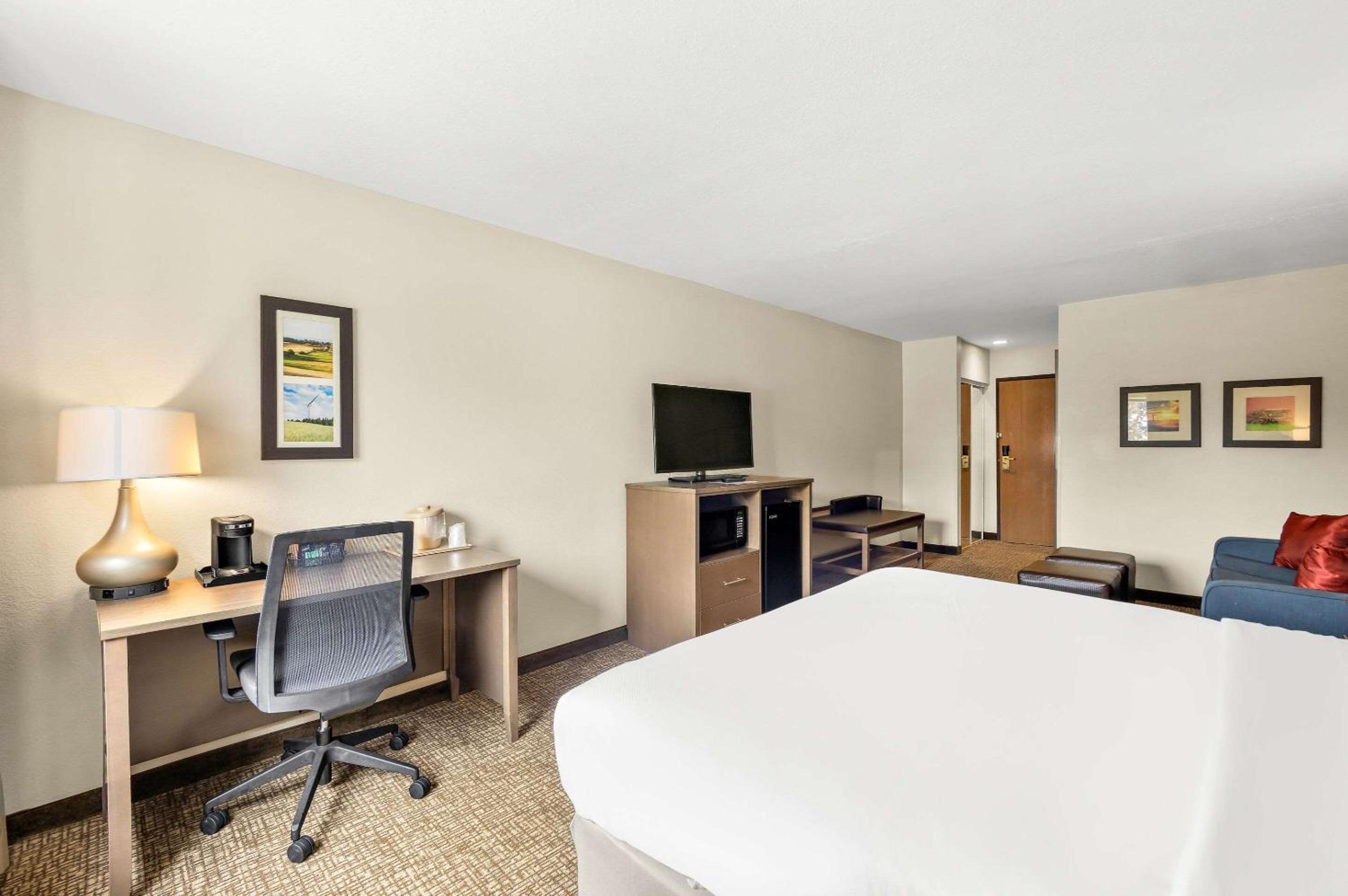 King Room - Non-Smoking - Photo 8
