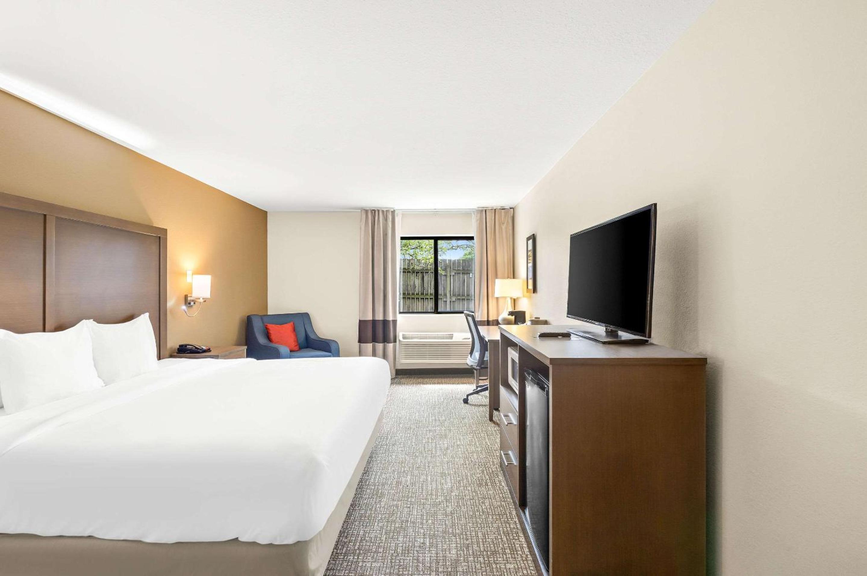 King Room - Non-Smoking - Photo 2