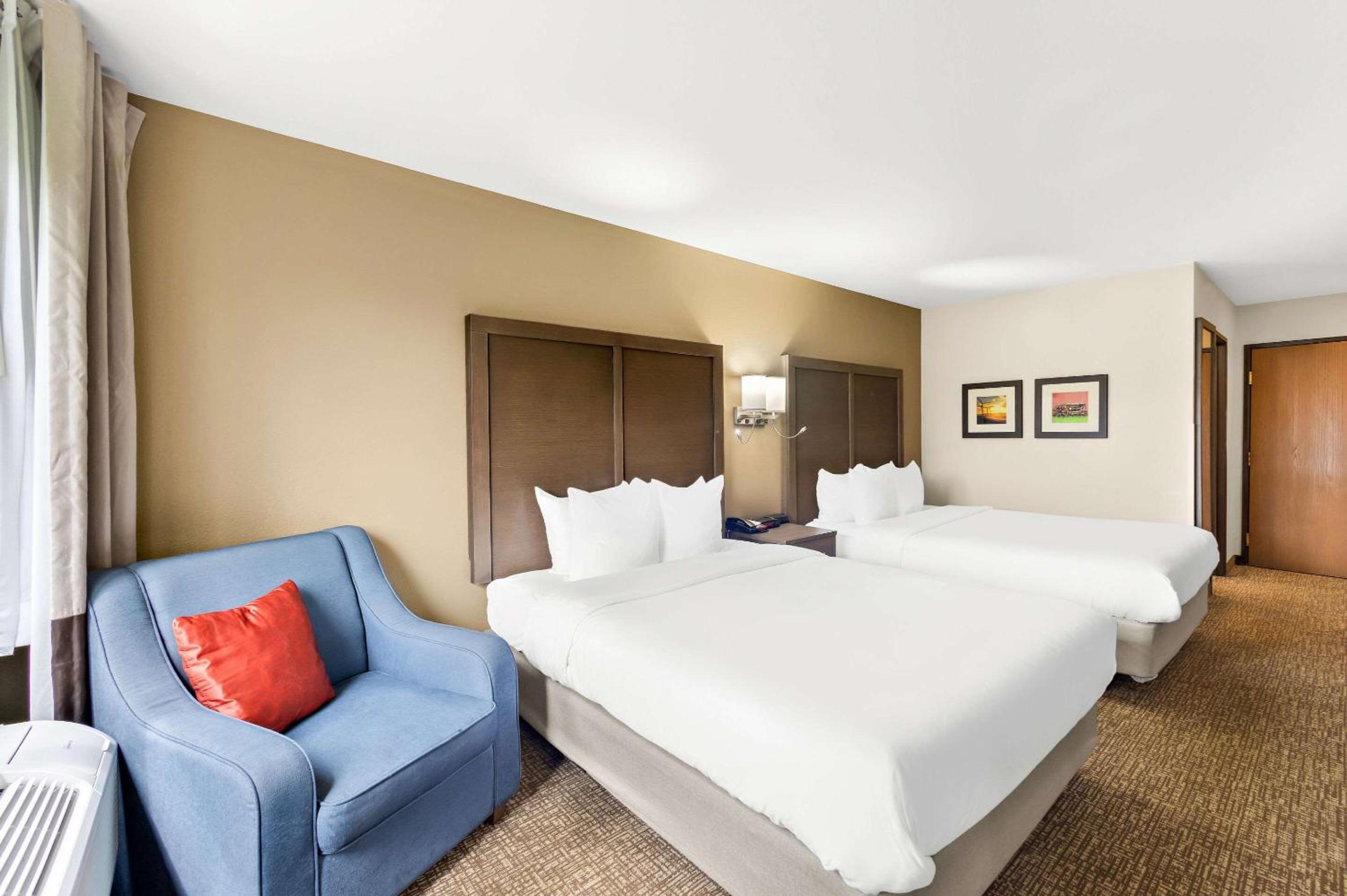 Queen Room with Two Queen Beds - Non-Smoking - Photo 2
