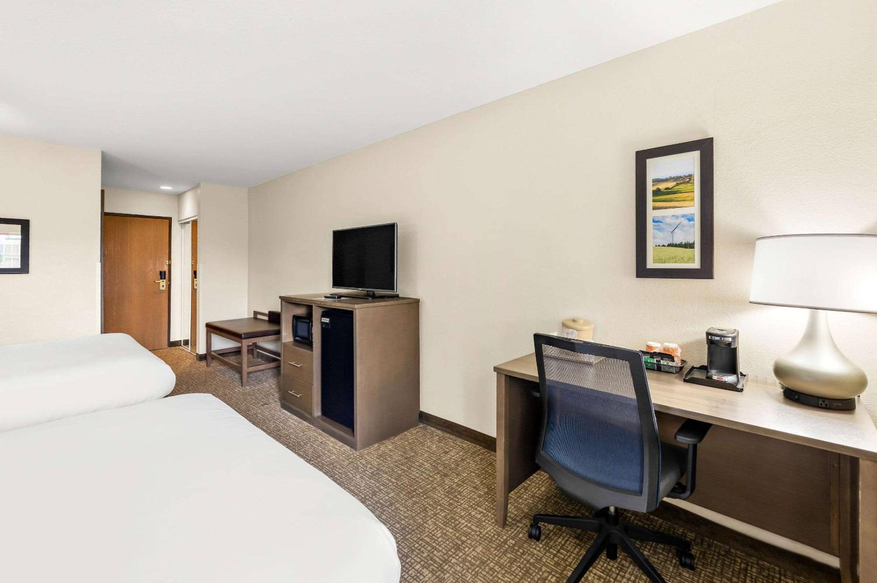 Queen Room with Two Queen Beds - Non-Smoking - Photo 3