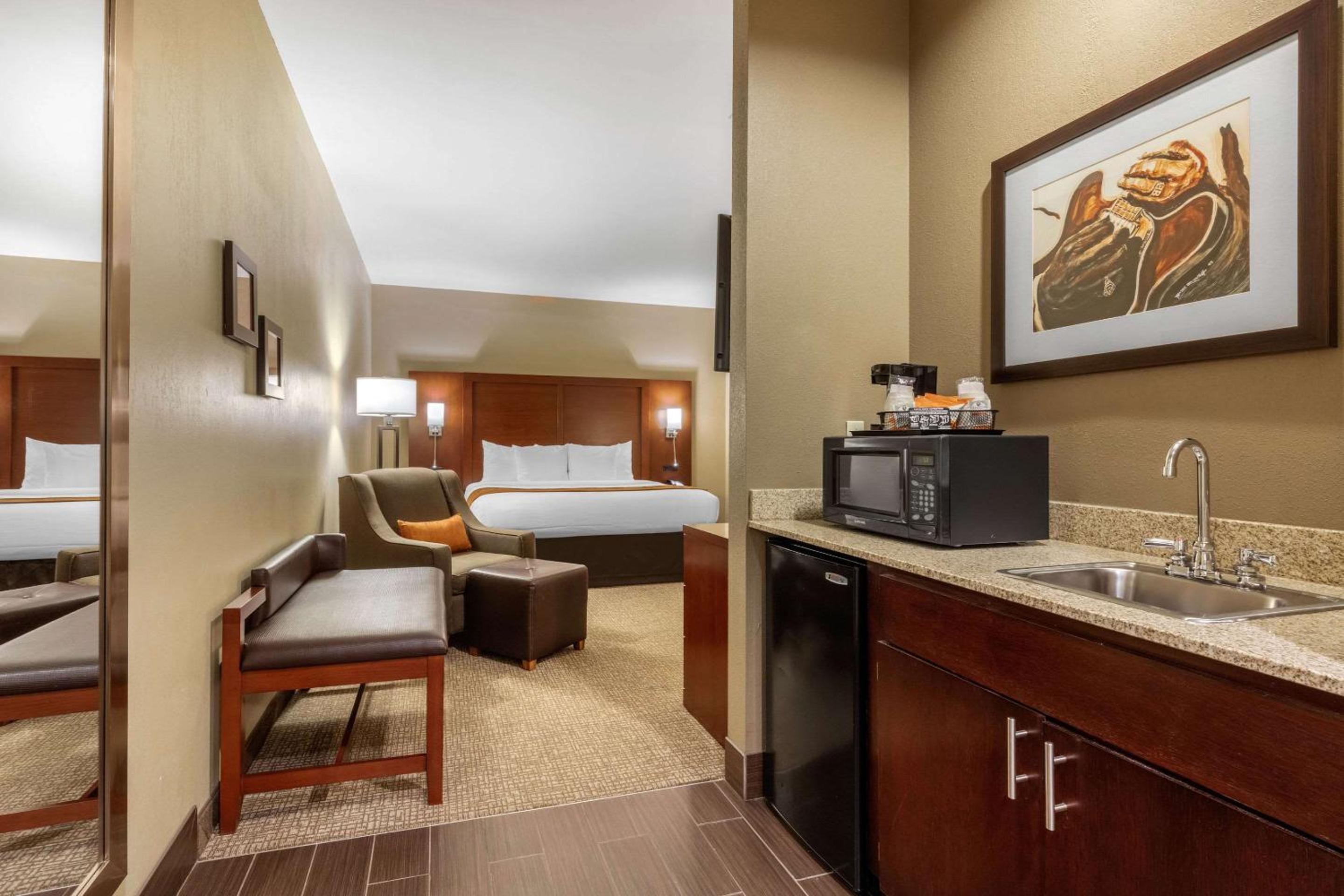 Superior Business King Room - Non-Smoking/Ground Floor photo 2