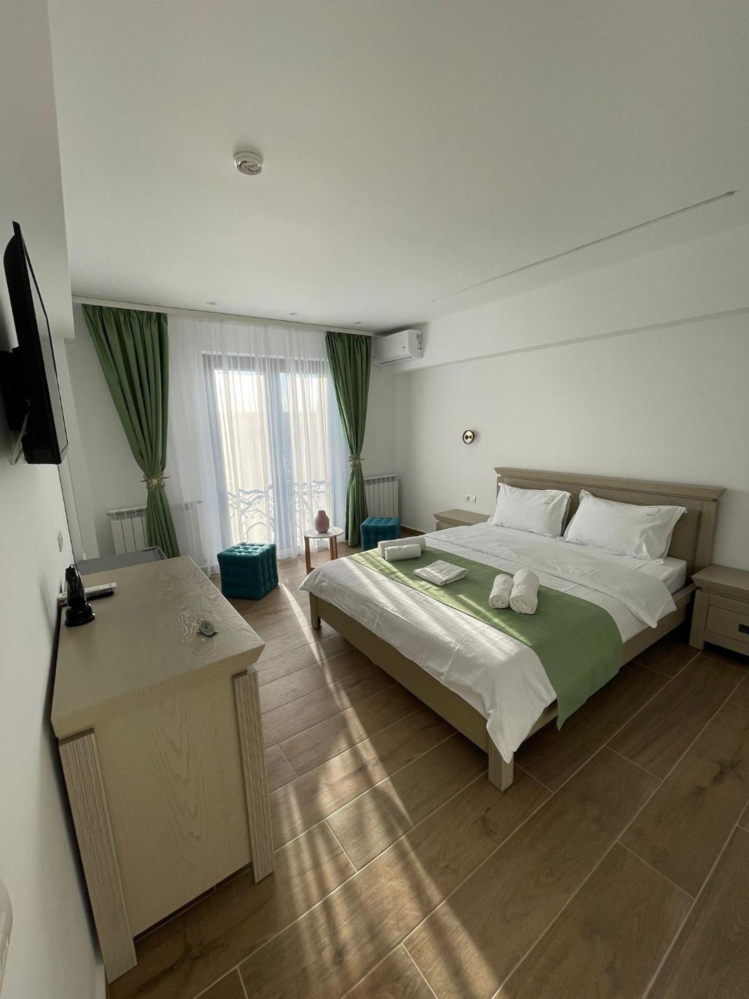 Large Double Room - Photo 1
