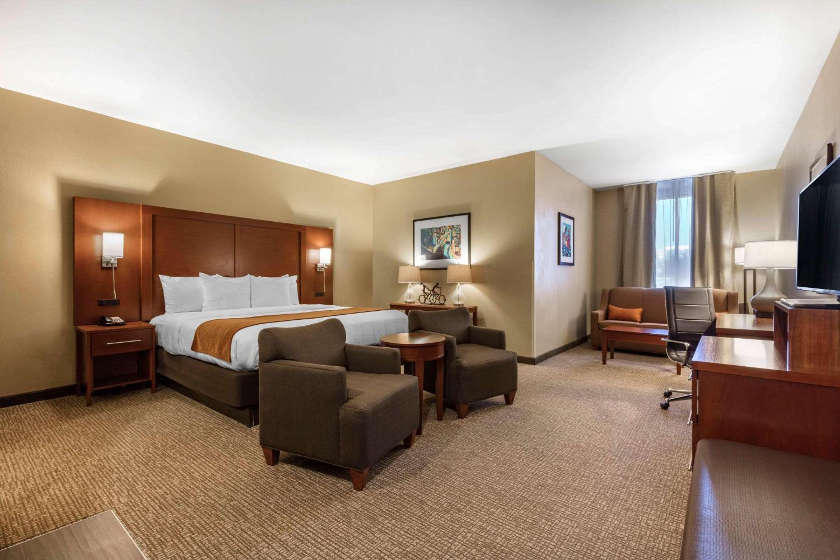 Superior Business Suite - Non-Smoking photo 1