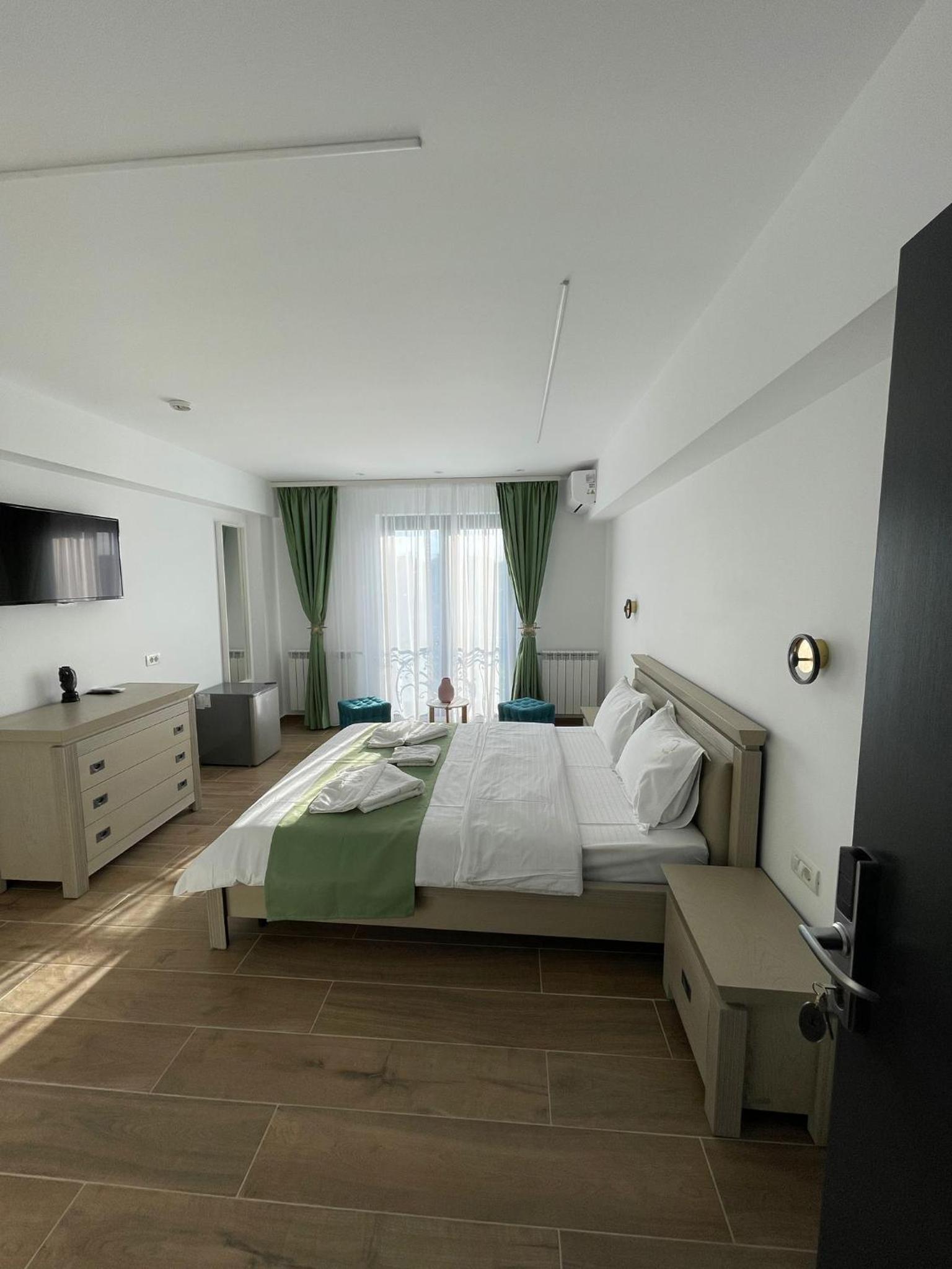 Large Double Room - Photo 4