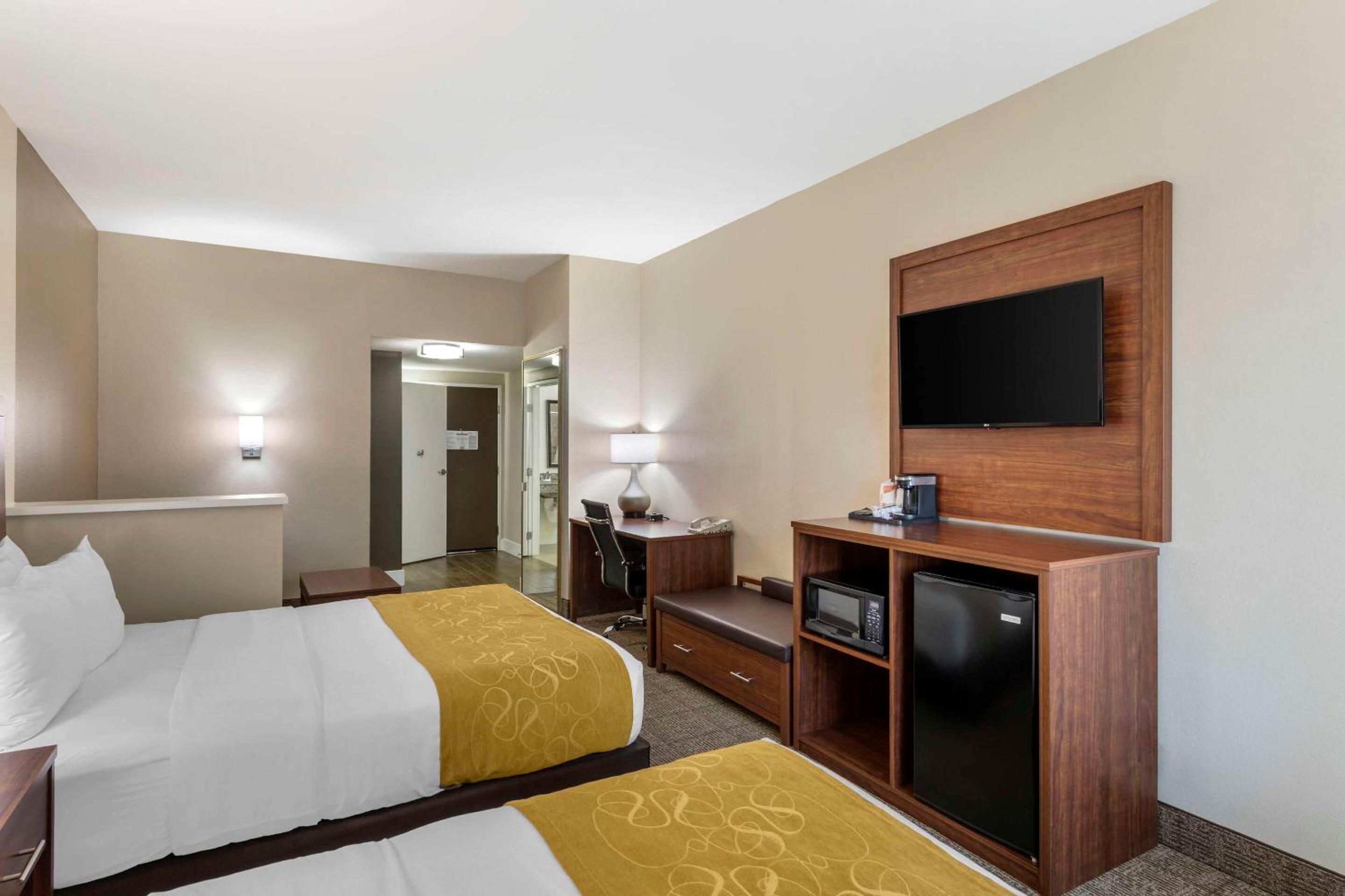 Queen Room with Two Queen Beds - Accessible/Non-Smoking  - Photo 4