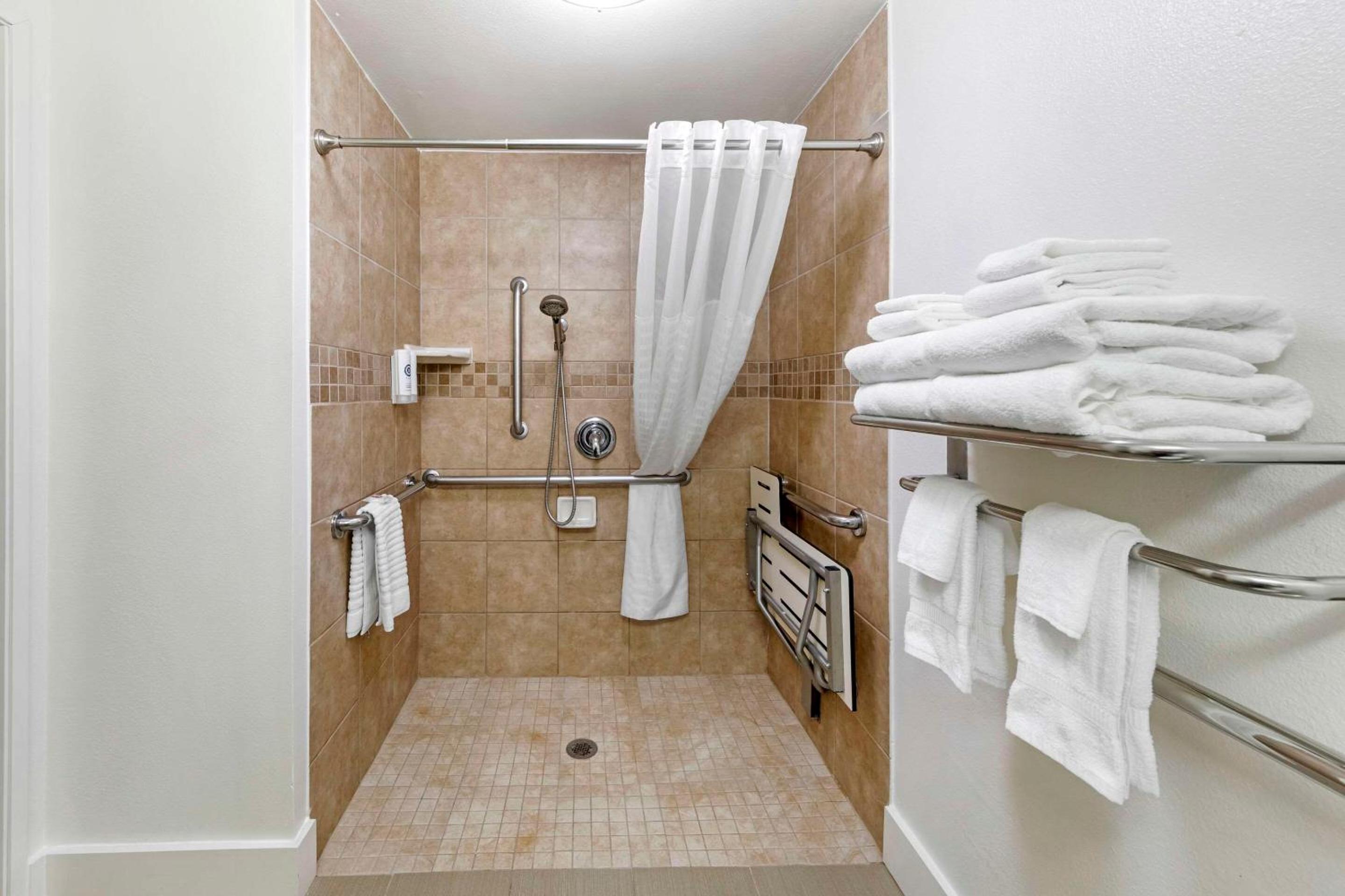 Queen Room with Two Queen Beds - Accessible/Non-Smoking  - Photo 3