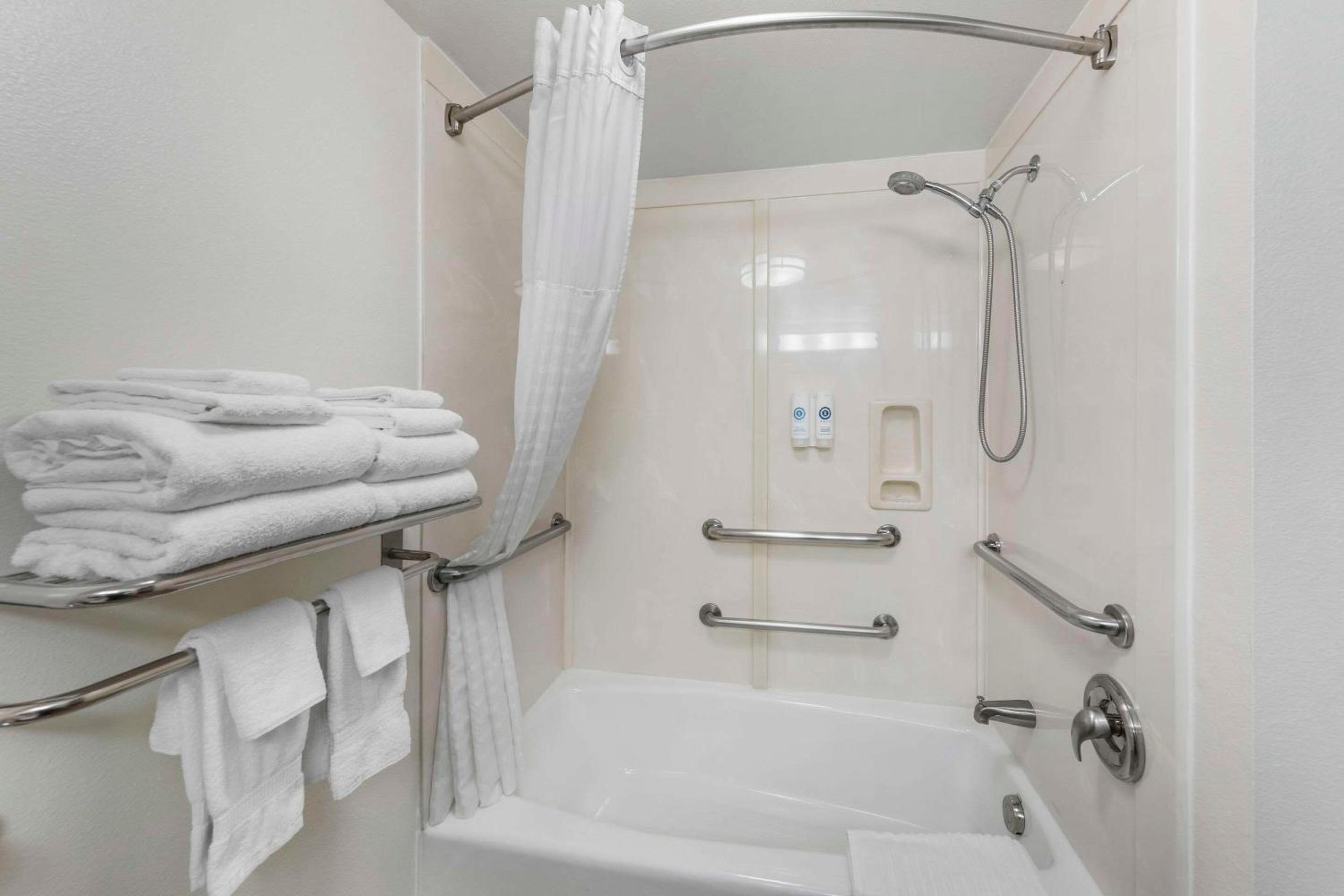 King Suite - Accessible/Non-Smoking - Photo 4