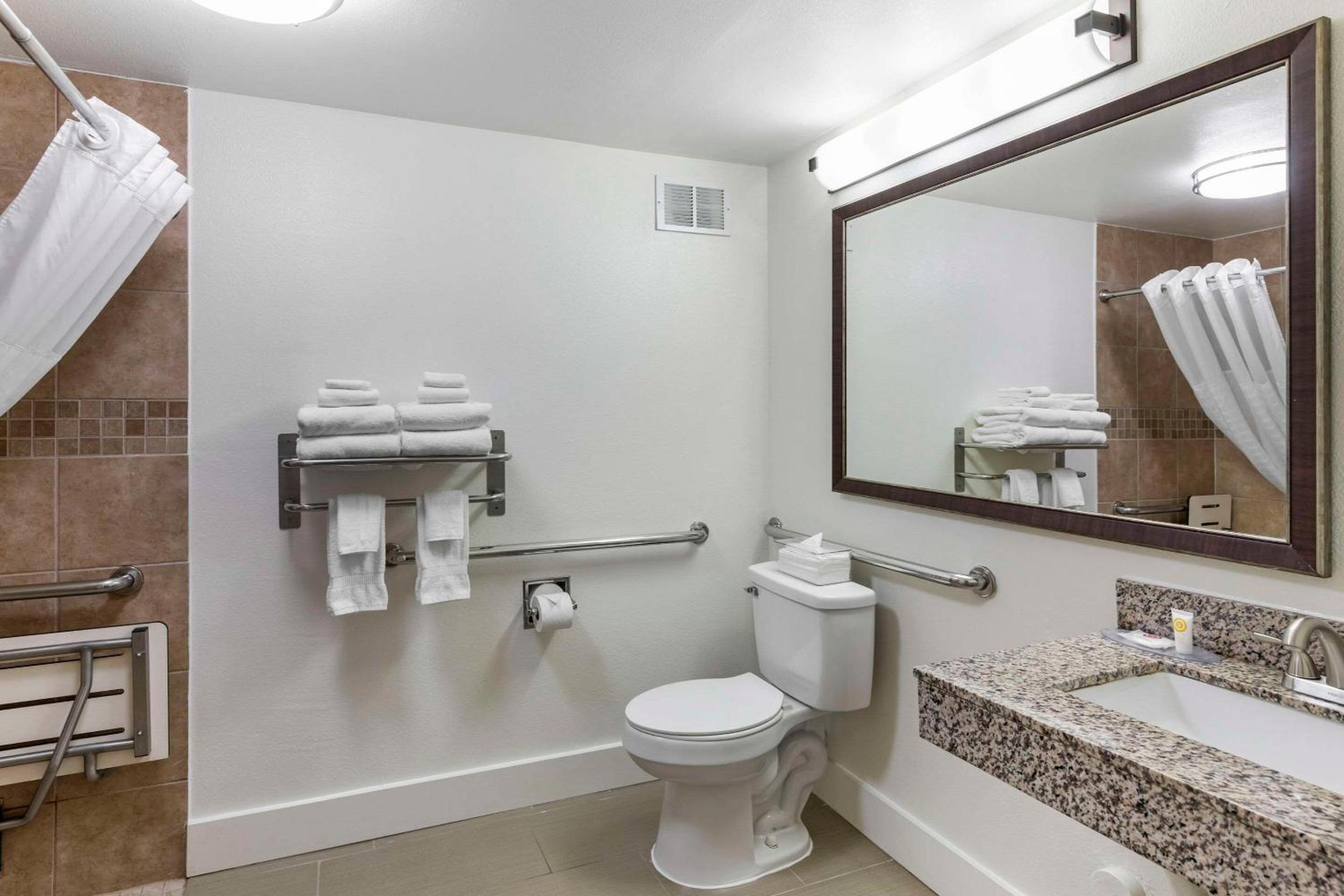 Queen Room with Two Queen Beds - Accessible/Non-Smoking  - Photo 5