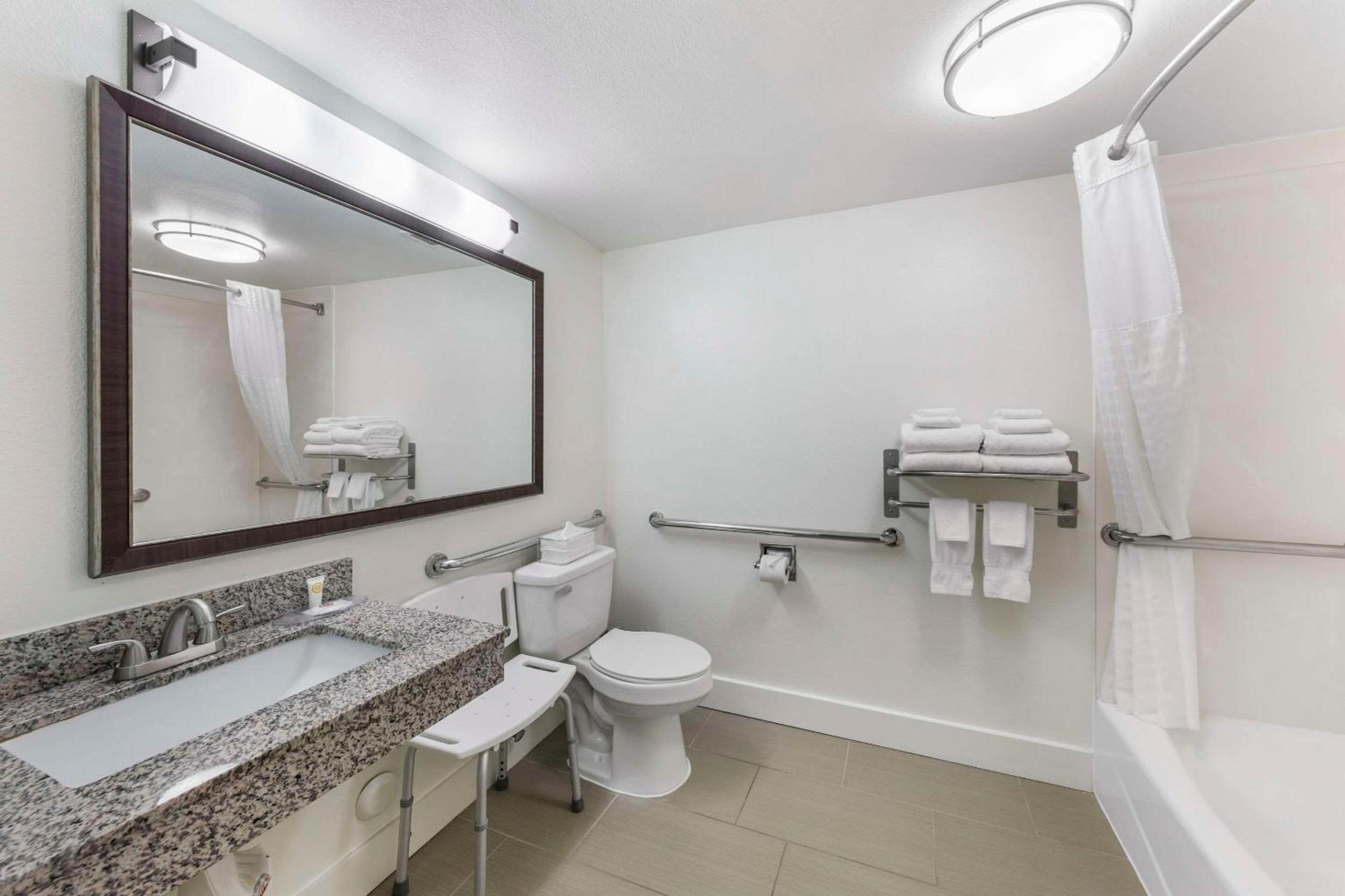 King Suite - Accessible/Non-Smoking - Photo 2
