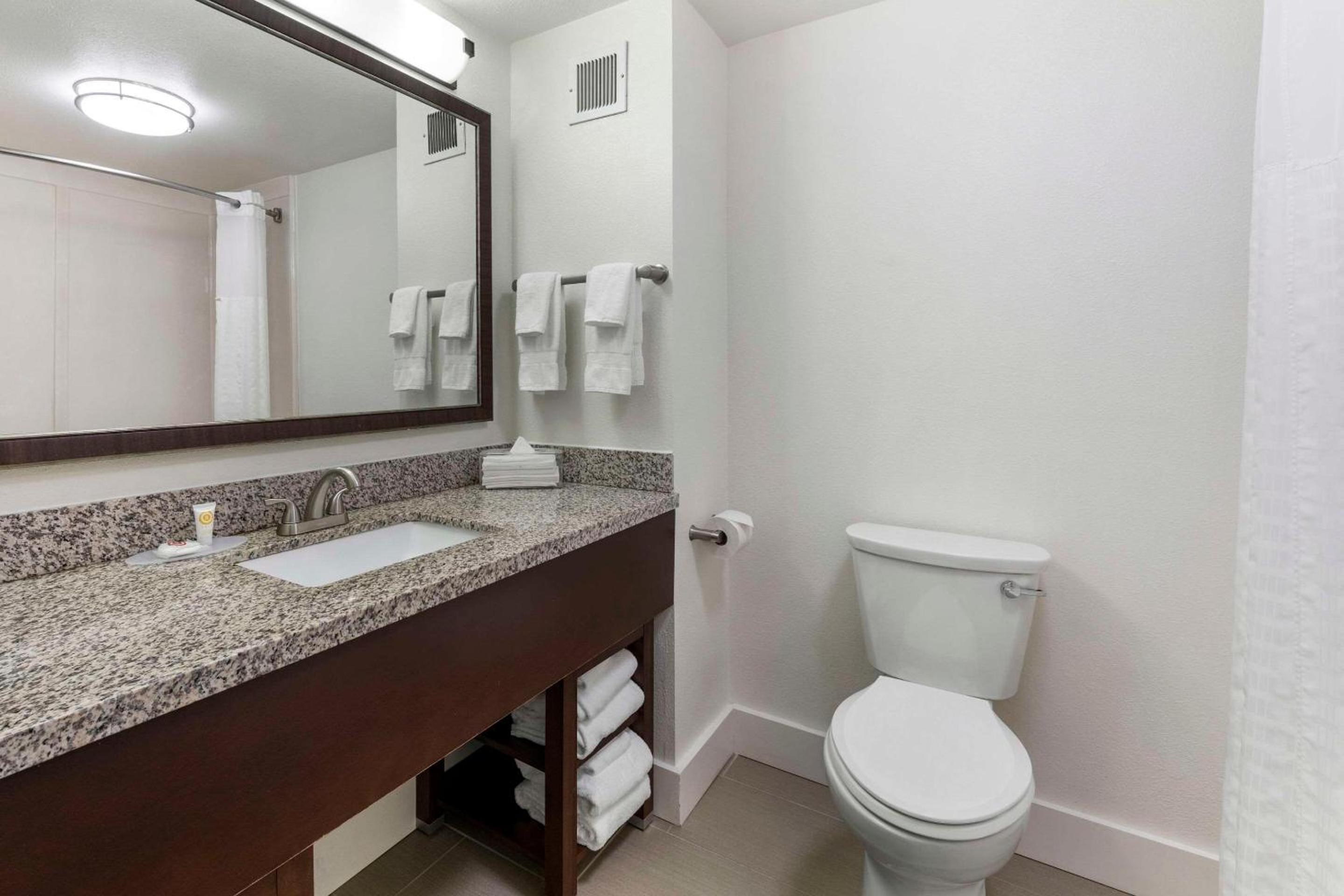 Queen Suite - Non-Smoking - Photo 2