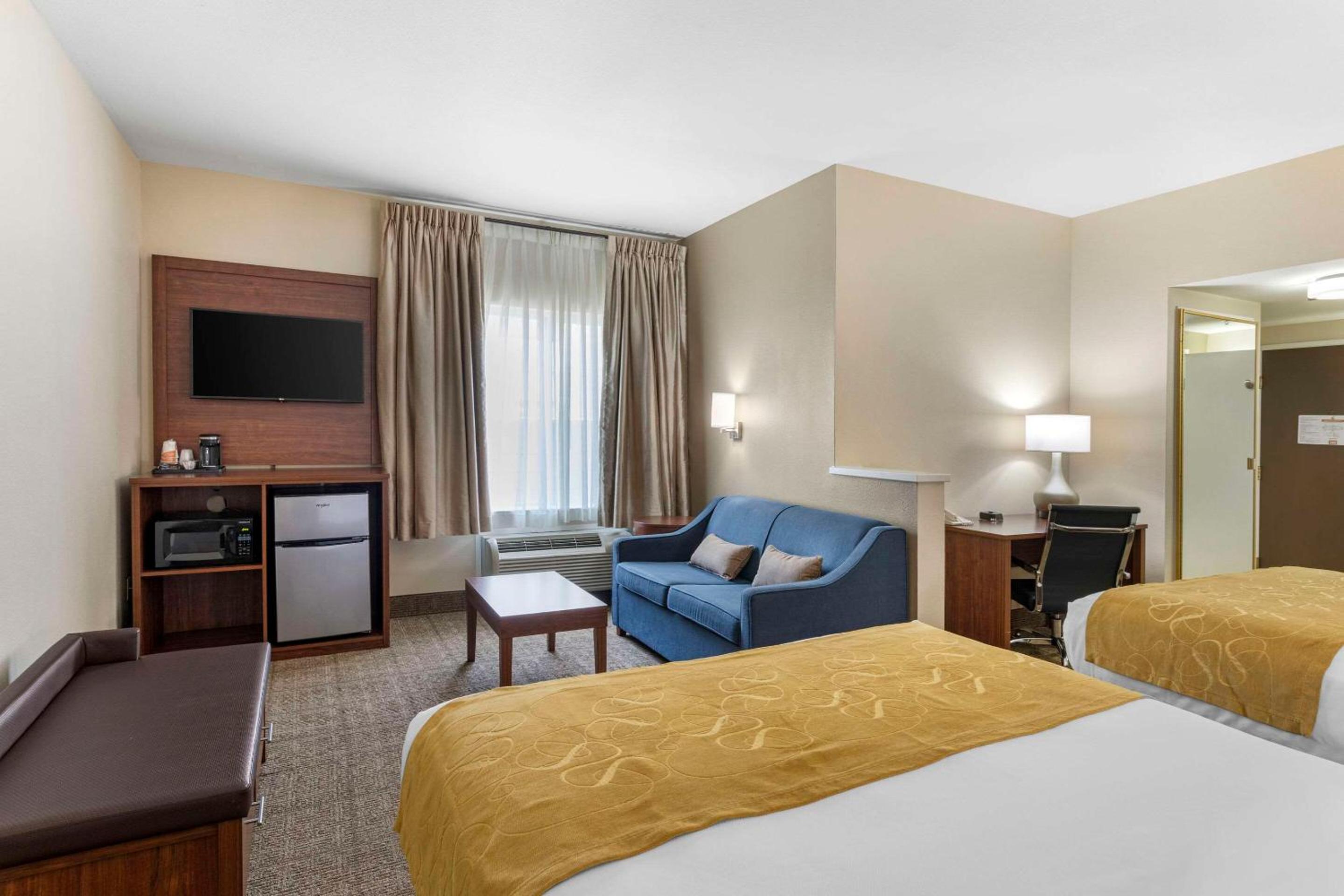Queen Suite - Non-Smoking - Photo 4