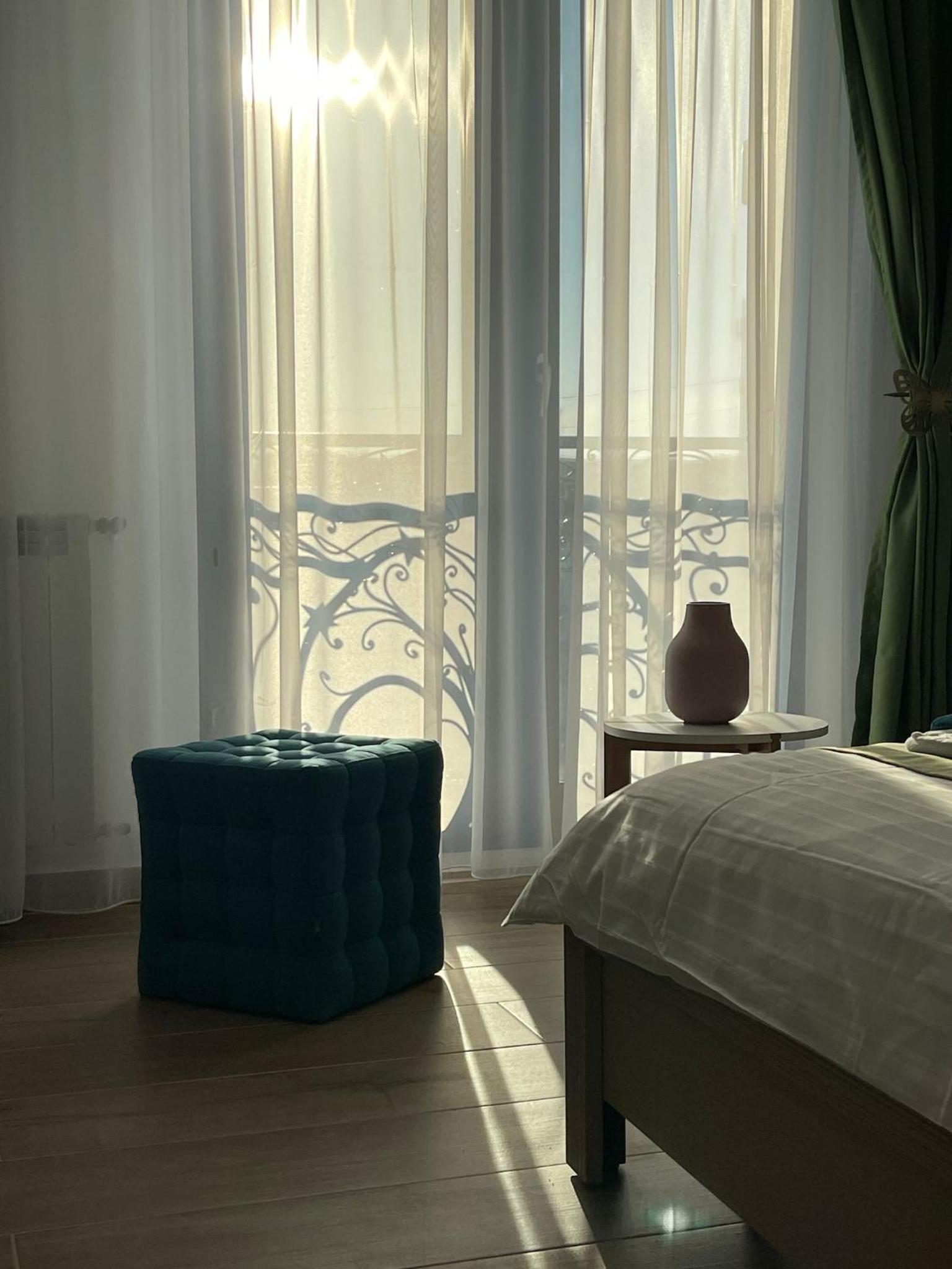 Large Double Room - Photo 2