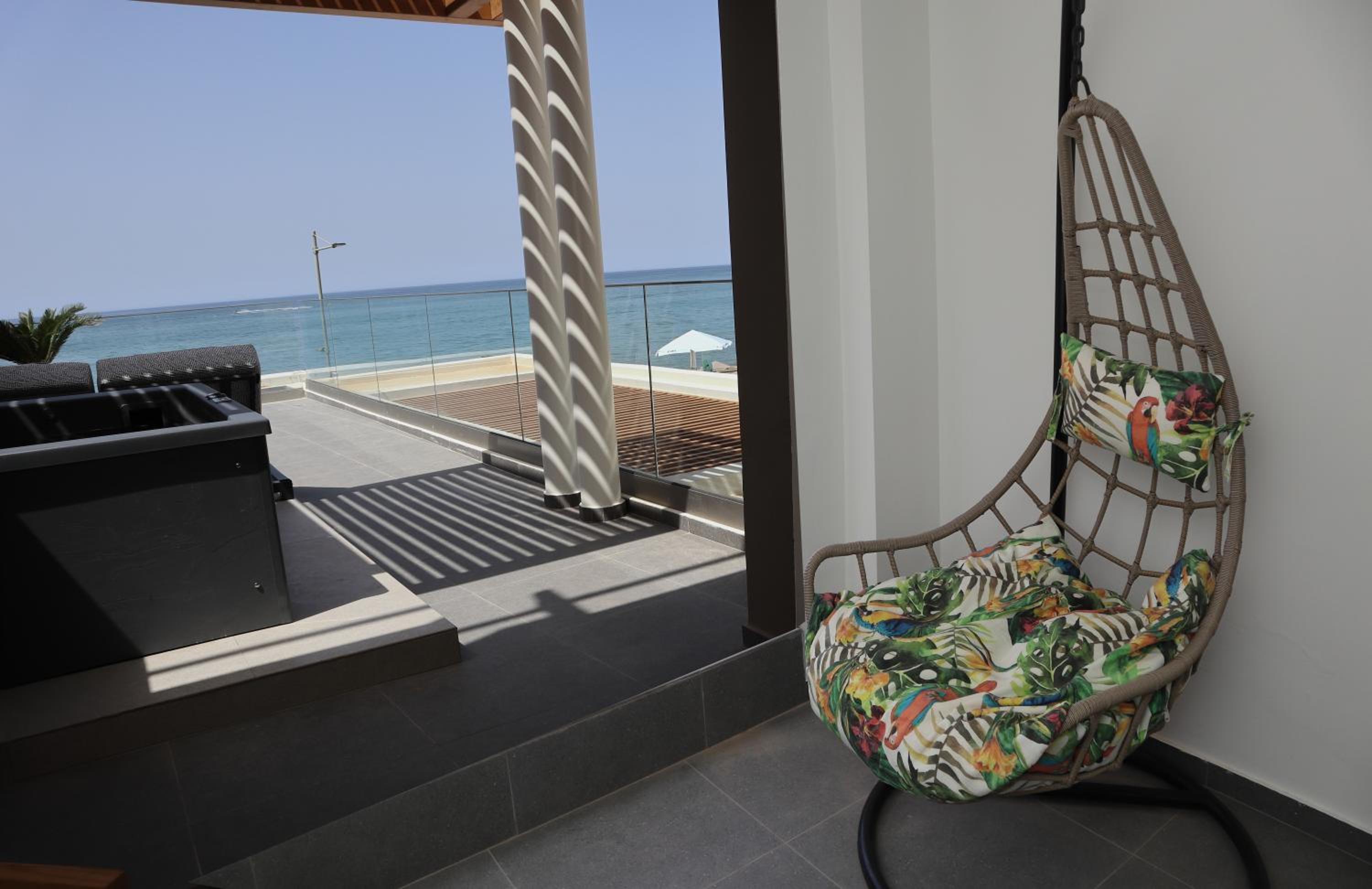 Superior Family Suite Sea View with Outdoor Jacuzzi photo 3
