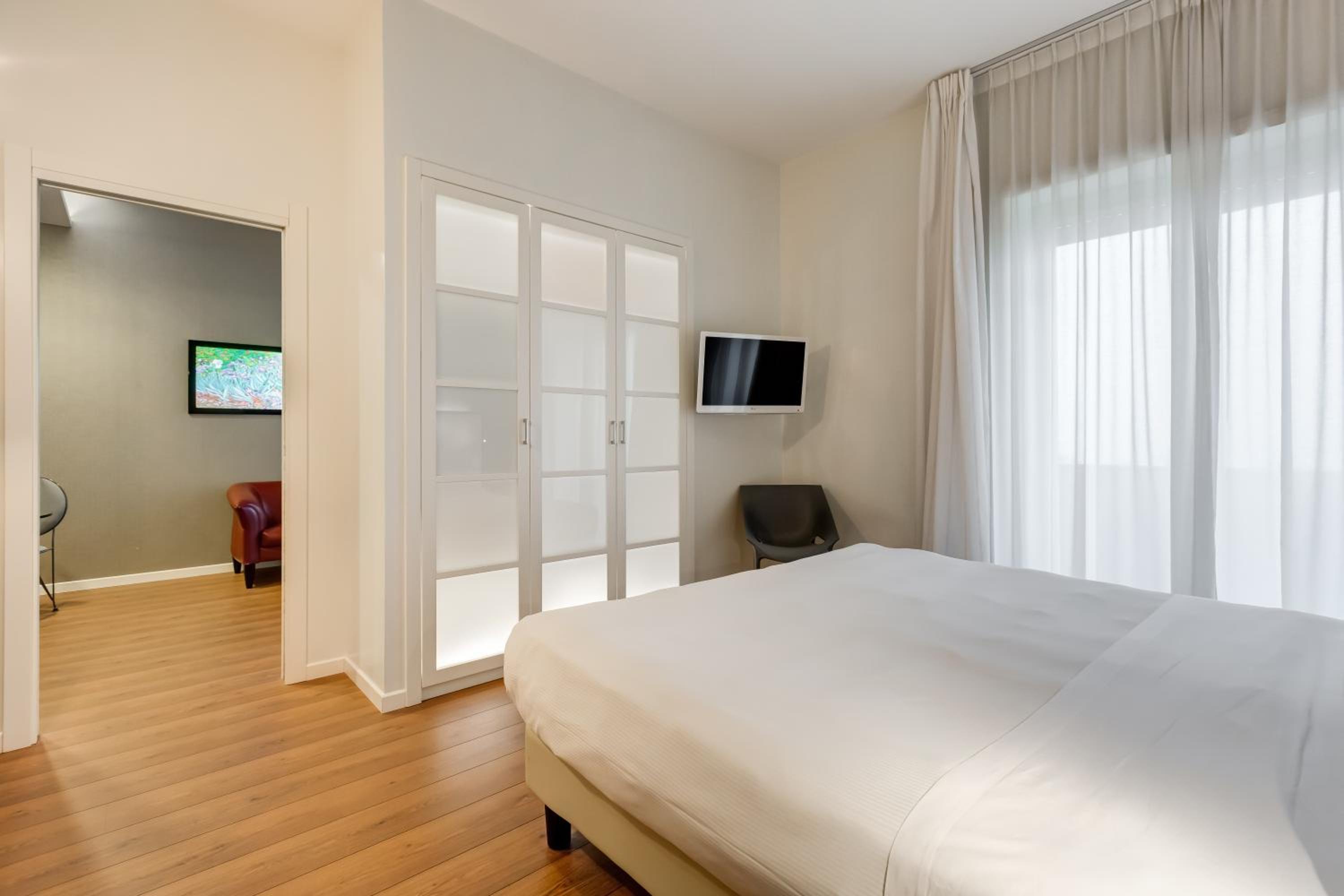 Junior Suite with One King Bed and Sofa Bed  - Photo 1